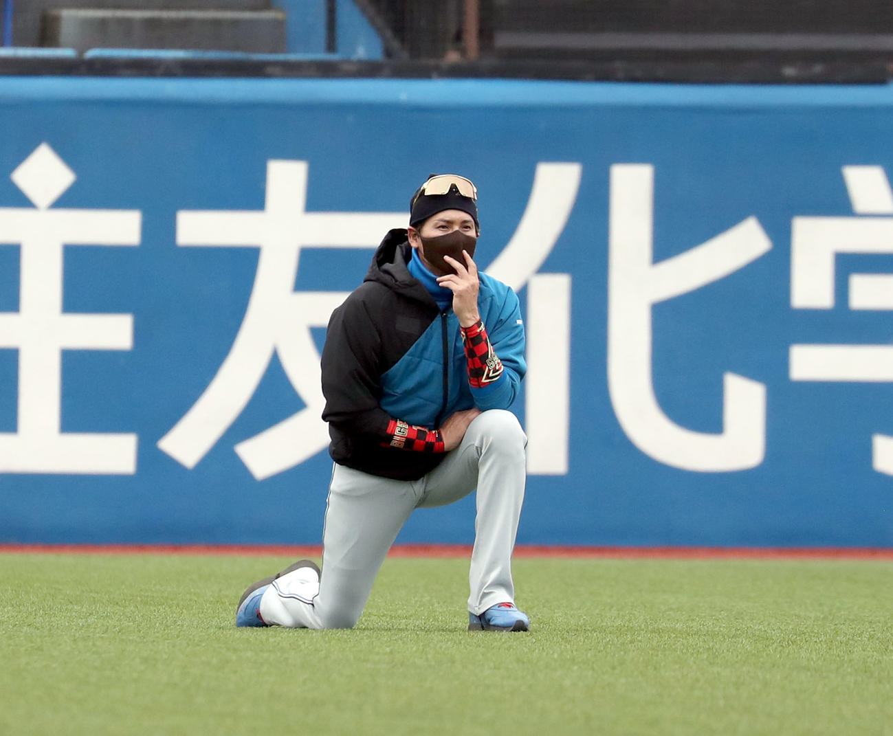 ヤクルト対日本ハム　試合前、練習を見つめる日本ハム新庄監督（撮影・佐藤翔太）