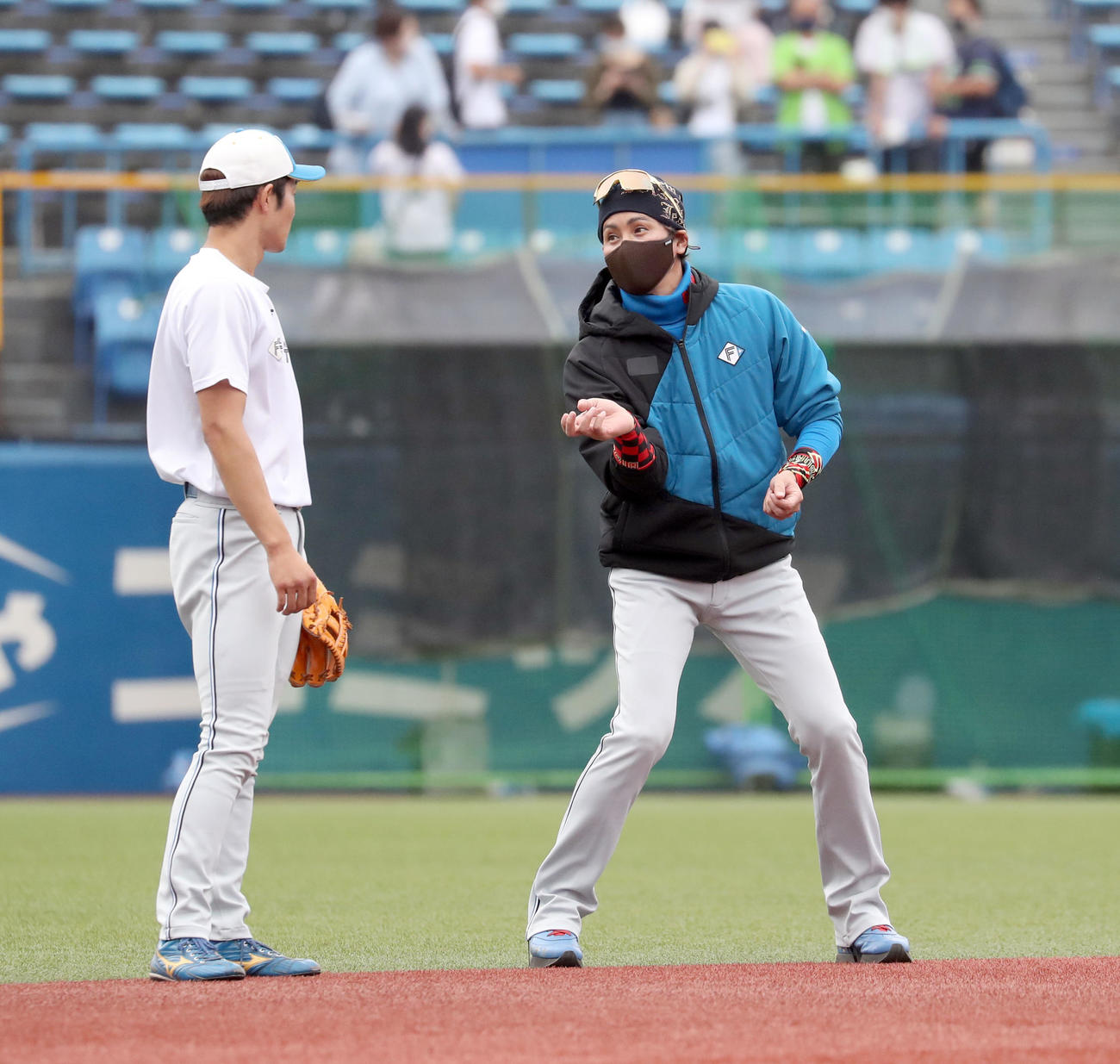 ヤクルト対日本ハム　試合前、日本ハム石井（左）に守備指導をする新庄監督（撮影・佐藤翔太）