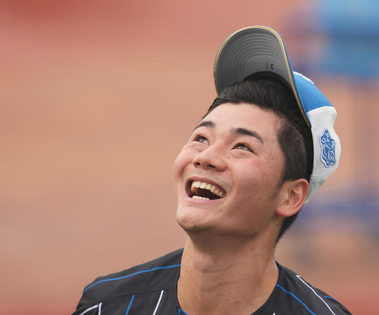 ヤクルト対日本ハム　試合前、ノックを受ける日本ハム清宮は、帽子を飛ばしながらボールを追いかける（撮影・菅敏）