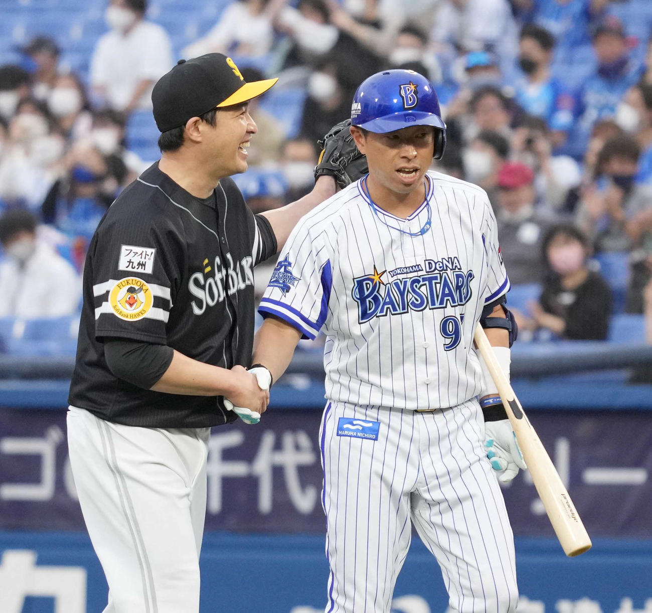 DeNA対ソフトバンク　試合前イベントの1打席対決に臨んだ元ソフトバンク五十嵐氏（左）とDeNA田中内野守備走塁コーチ（撮影・小沢裕）