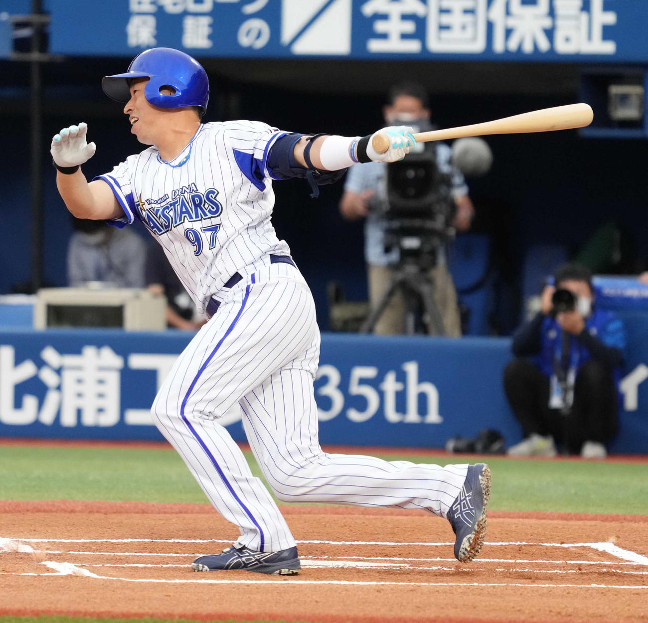 DeNA対ソフトバンク　試合前イベントの1打席対決に臨むDeNA田中内野守備走塁コーチ（撮影・小沢裕）