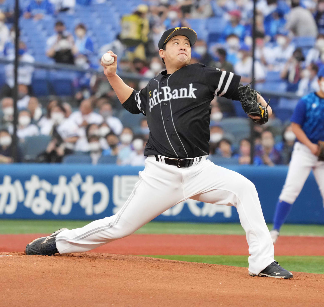 DeNA対ソフトバンク　試合前イベントの1打席対決に臨む元ソフトバンク五十嵐氏（撮影・小沢裕）