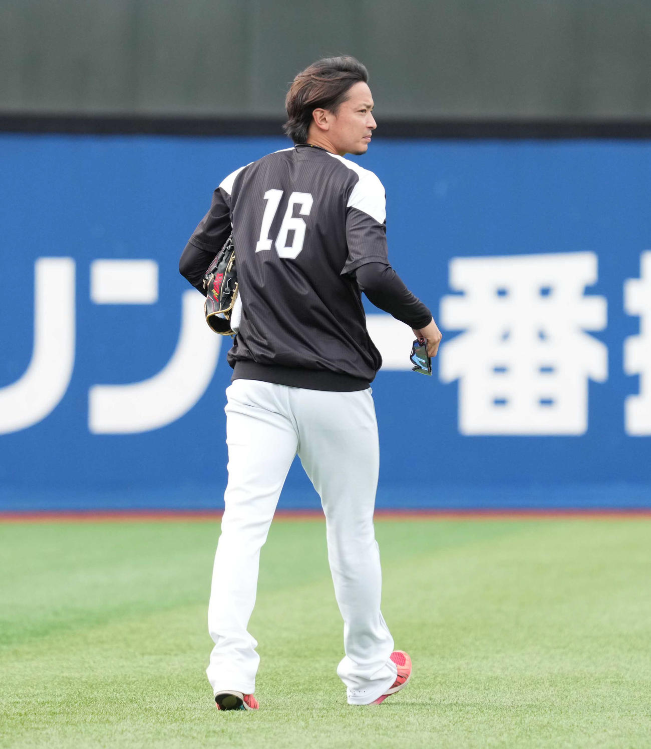 DeNA対ソフトバンク　前日の試合で左足に打球が直撃したソフトバンク東浜も試合前の練習に臨んだ（撮影・小沢裕）