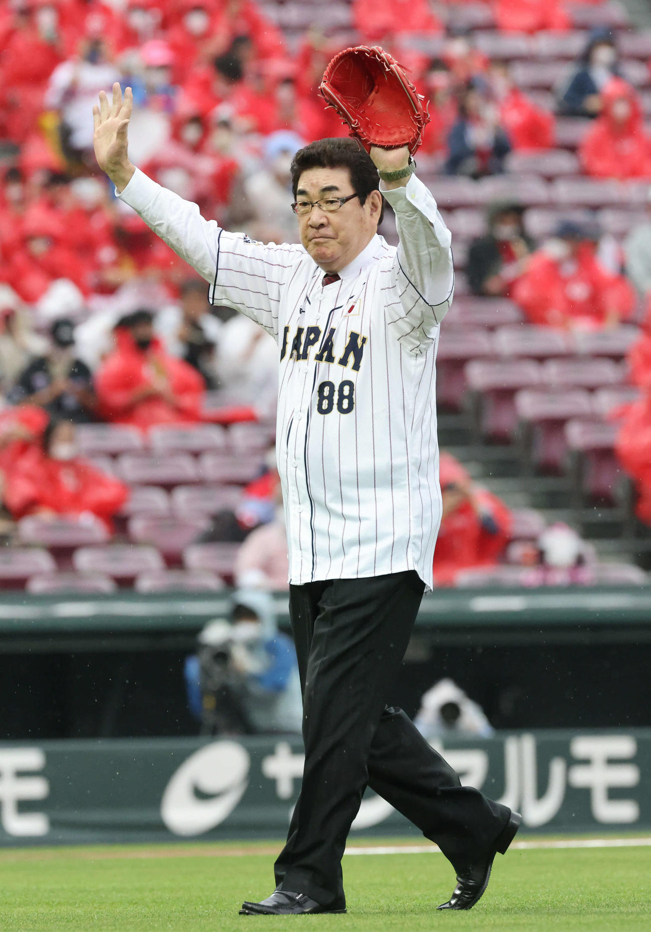 交流戦広島対ロッテ　始球式に登場した山本浩二氏（撮影・加藤孝規）
