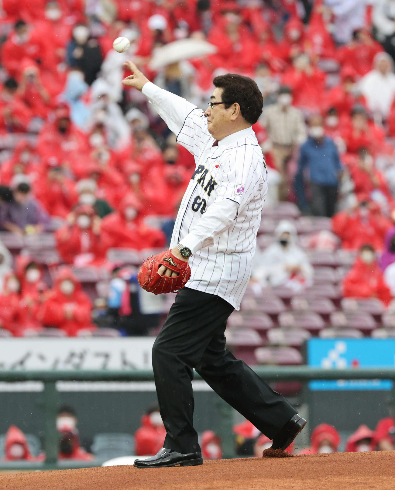 広島対ロッテ　始球式で投球する山本浩二氏（撮影・加藤孝規）