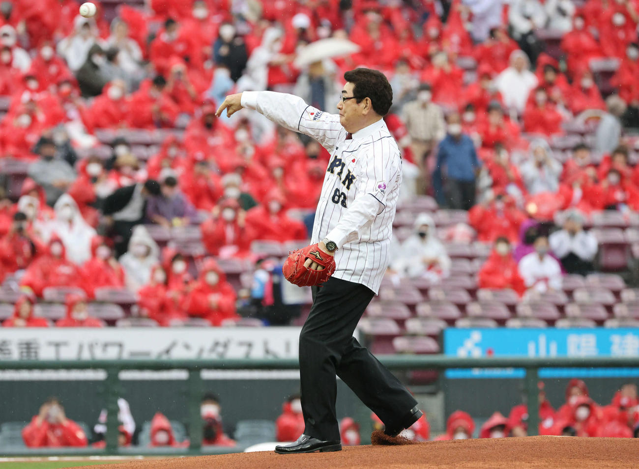 交流戦広島対ロッテ　始球式に登場した山本浩二氏（撮影・加藤孝規）