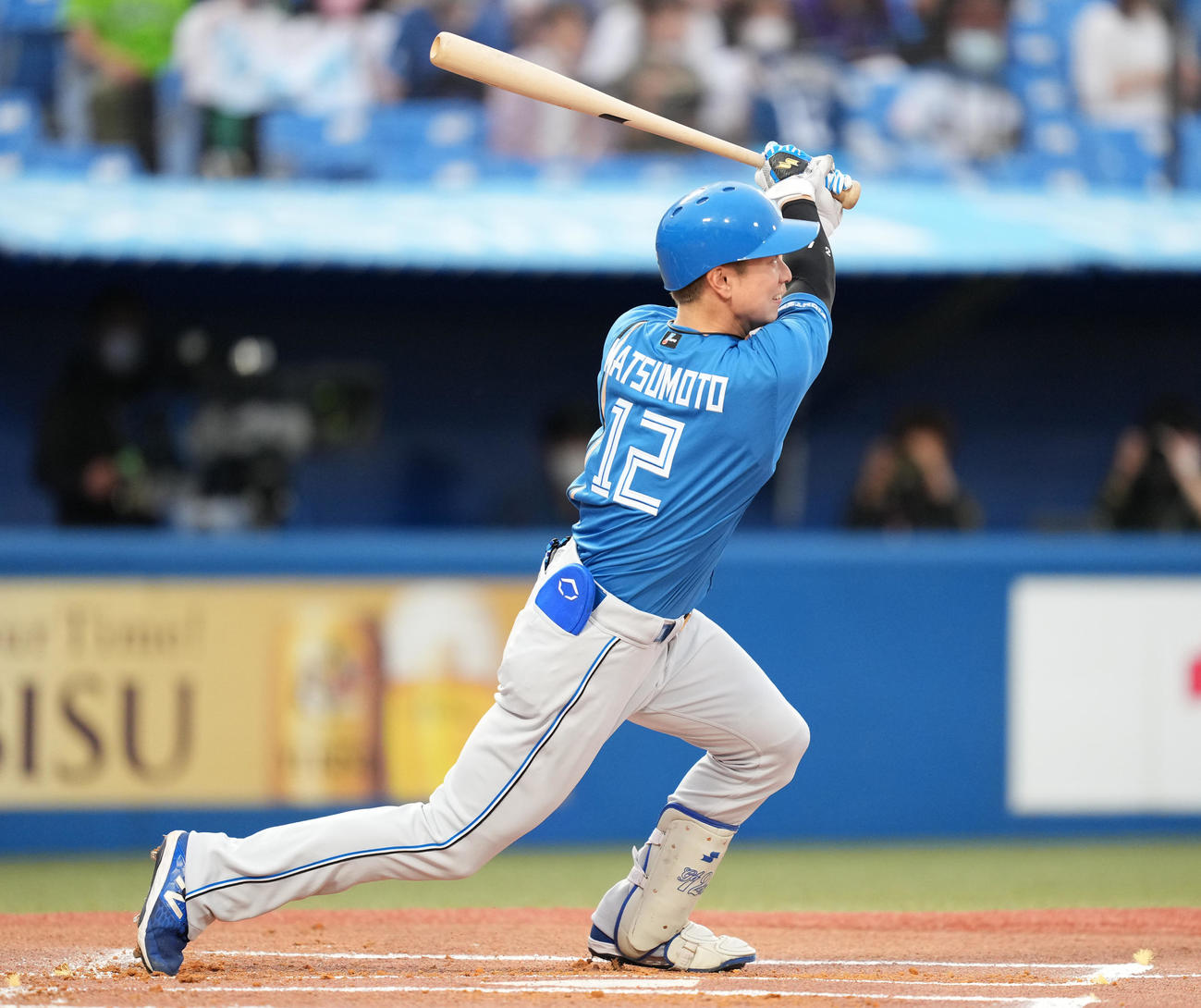 ヤクルト対日本ハム　1回表日本ハム1死二塁、左越えに2点本塁打を放つ松本剛（撮影・菅敏）