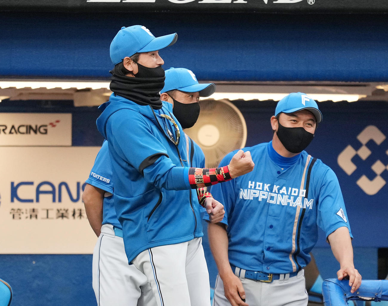 ヤクルト対日本ハム　1回表日本ハム1死二塁、松本剛の先制の2点本塁打に喜ぶ新庄監督（撮影・菅敏）