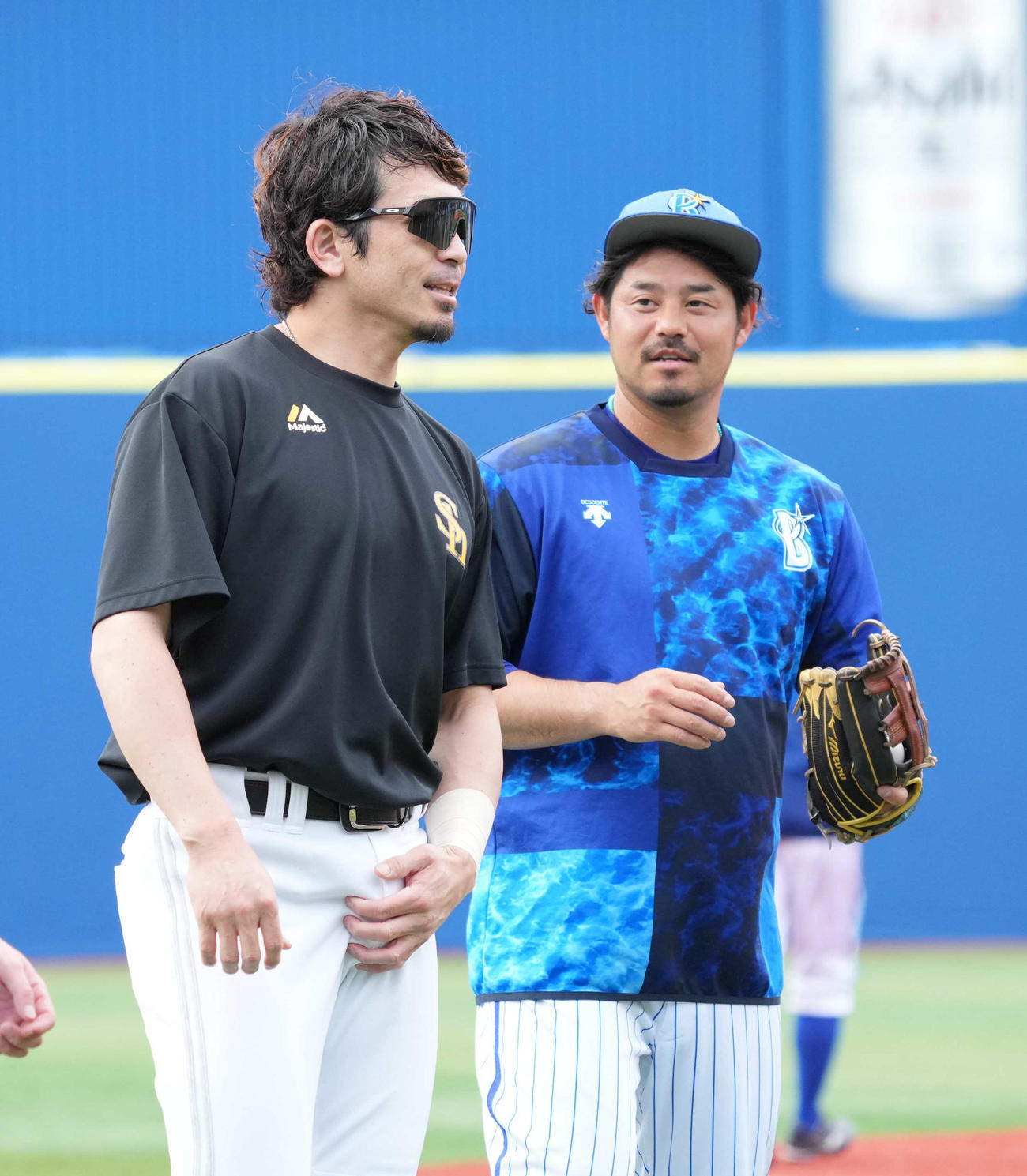 DeNA対ソフトバンク　試合前の練習で談笑するソフトバンク松田（左）とDeNA宮崎（撮影・小沢裕）