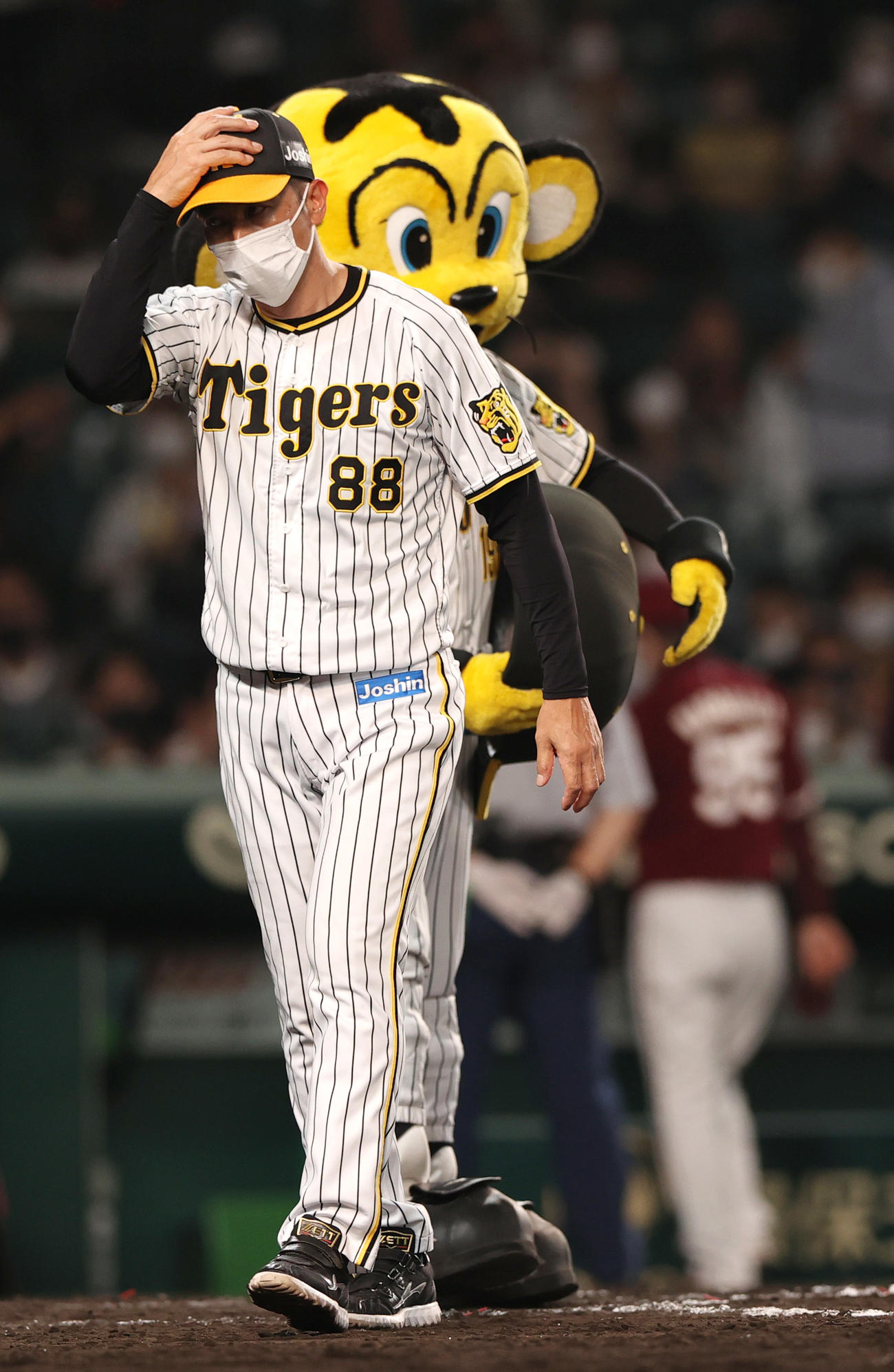 2022年5月25日、楽天に敗れた阪神矢野監督はファンにあいさつし、引き揚げる（撮影・上山淳一）
