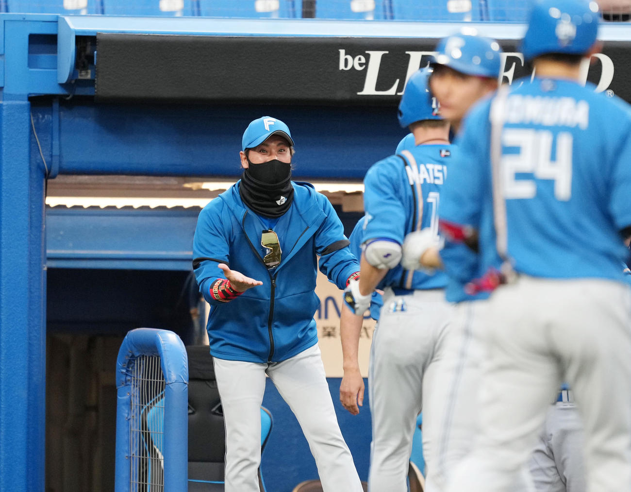 ヤクルト対日本ハム　1回表日本ハム1死二塁、先制の2点本塁打を放った松本剛（左から2人目）を迎える新庄監督（撮影・菅敏）
