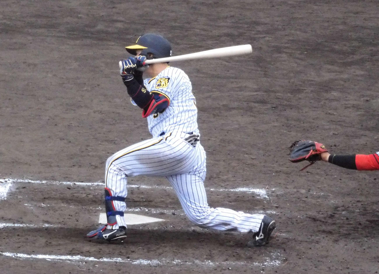 ウエスタン・リーグ阪神対広島　8回裏阪神1死一、三塁、藤田は中前先制適時打を放つ（撮影・石橋隆雄）