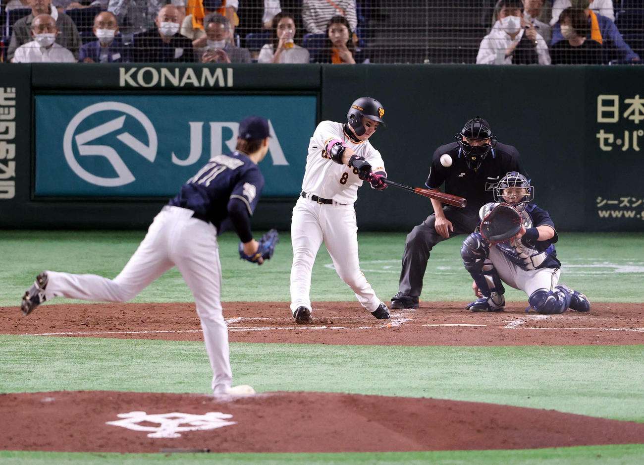 巨人対オリックス　4回裏巨人無死、丸は右中間ソロ本塁打を放つ。投手山崎福（撮影・浅見桂子）