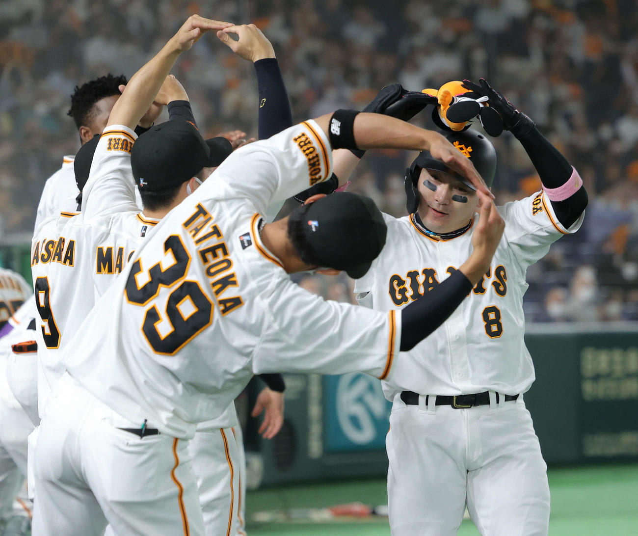 巨人対オリック　4回裏巨人無死、右中間ソロ本塁打で生還し、丸ポーズで迎えられる丸（右）（撮影・河田真司）