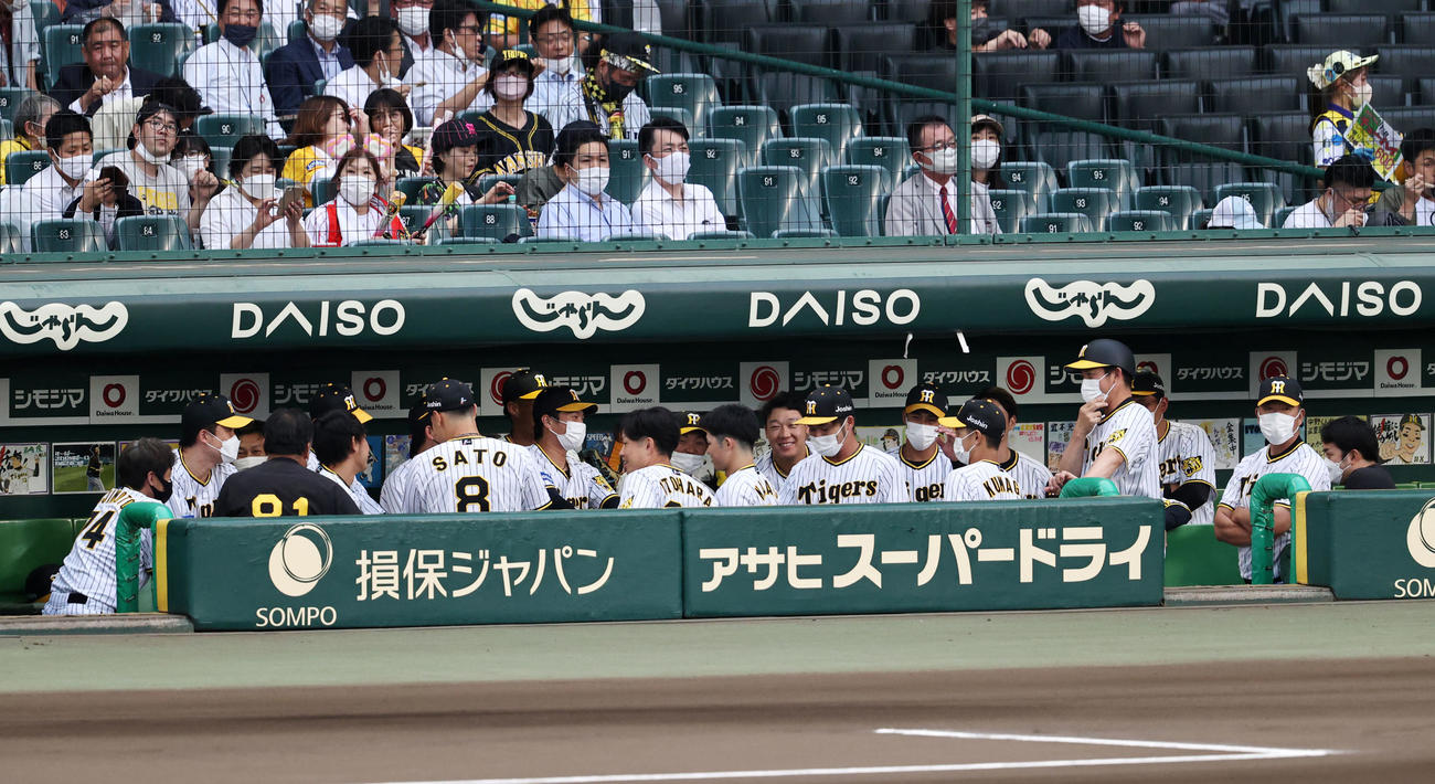 阪神対楽天　試合前の円陣を組む阪神ナイン（撮影・加藤哉）