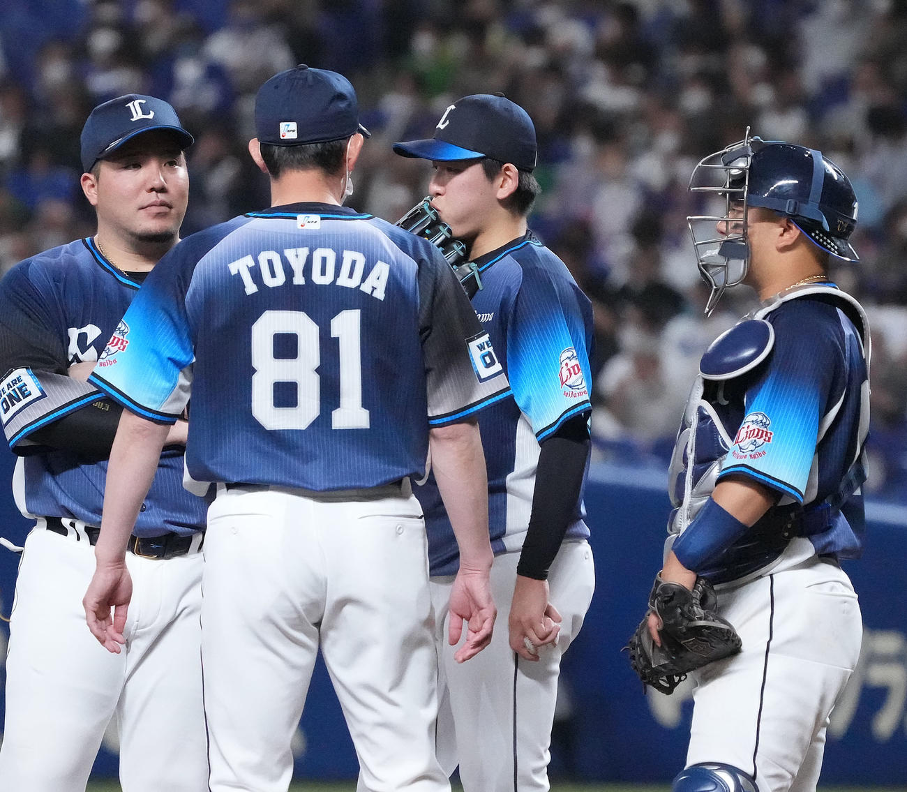 中日対西武　4回裏中日1死一、三塁、マウンドの隅田（右から2人目）のもとに集まる西武ナイン（撮影・森本幸一）