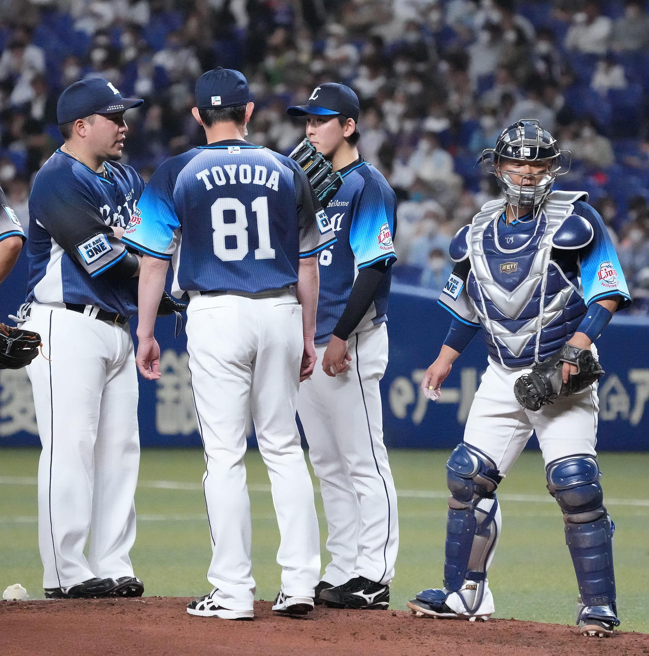 中日対西武　4回裏中日1死一、三塁、マウンドの隅田（右から2人目）のもとに集まる西武ナイン（撮影・森本幸一）