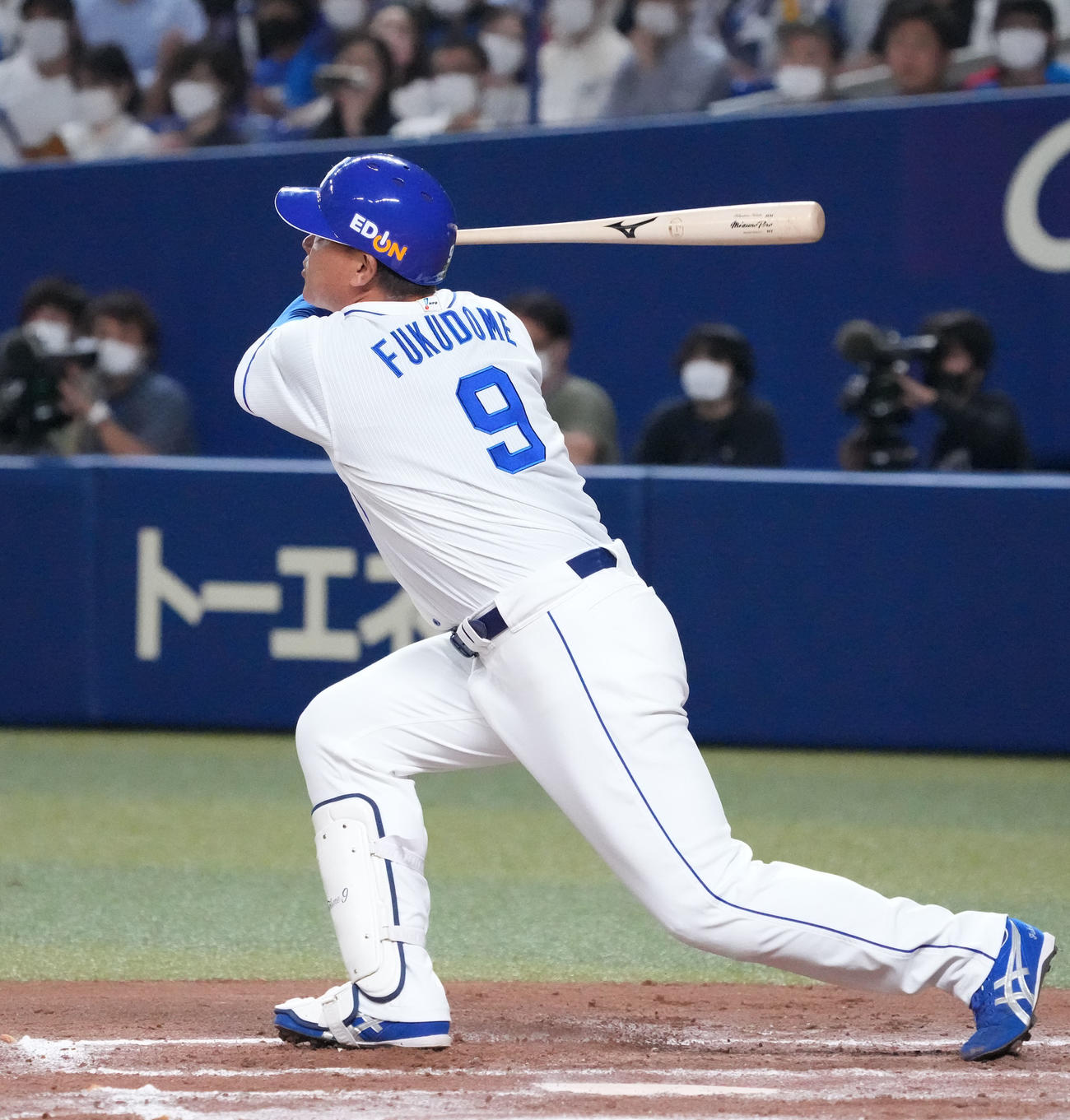 中日対西武　6回裏中日2死二塁、右適時二塁打を放つ福留（撮影・森本幸一）