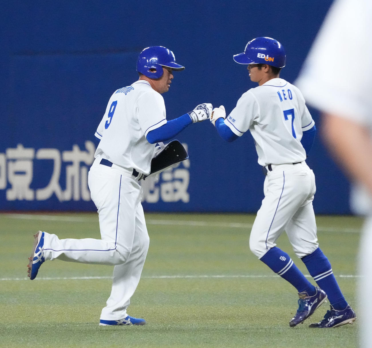 中日対西武　6回裏中日2死二塁、右適時二塁打を放ち根尾と交代する福留（左）（撮影・森本幸一）