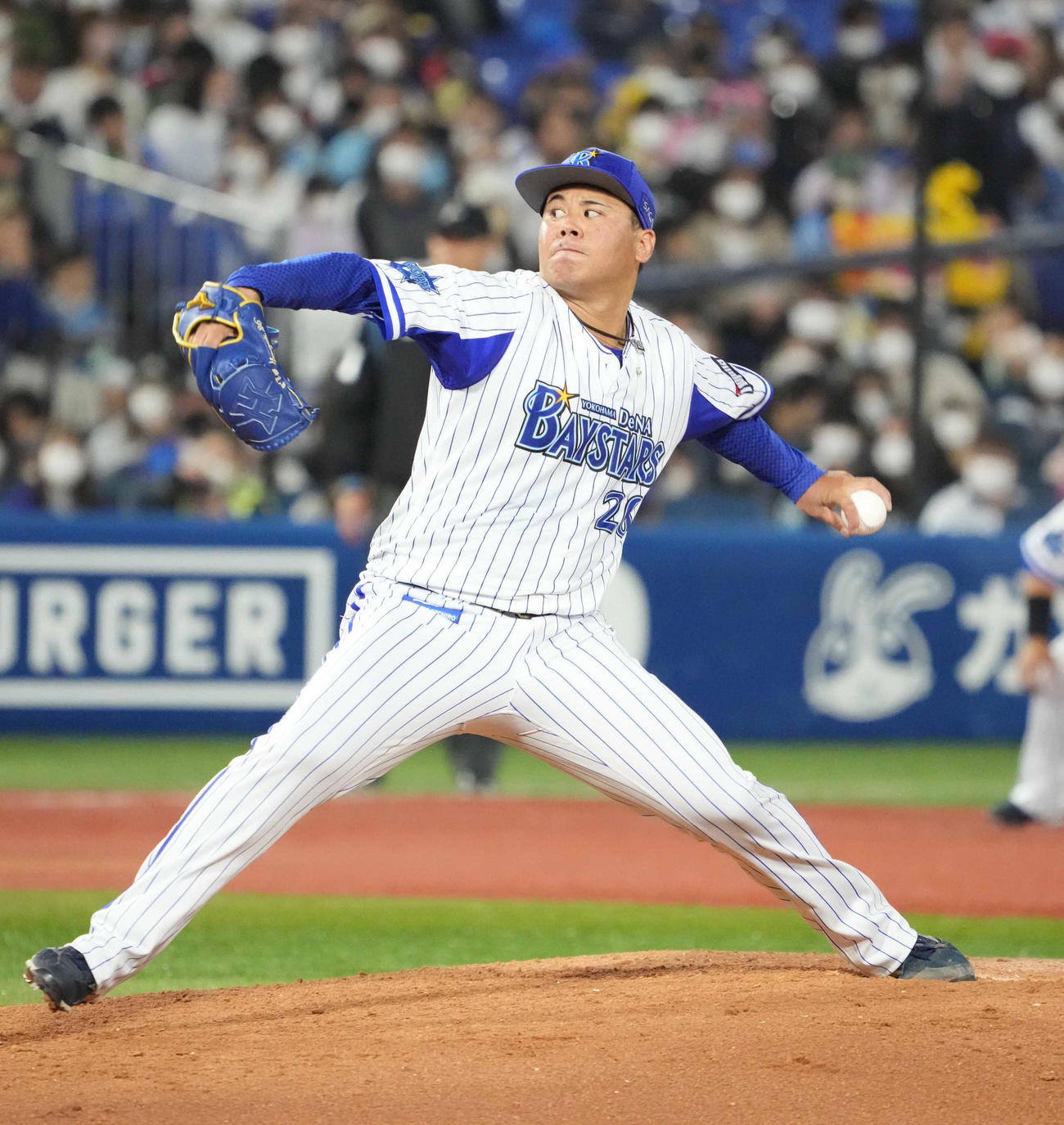 DeNA対ソフトバンク　力投するDeNA先発の浜口（撮影・小沢裕）