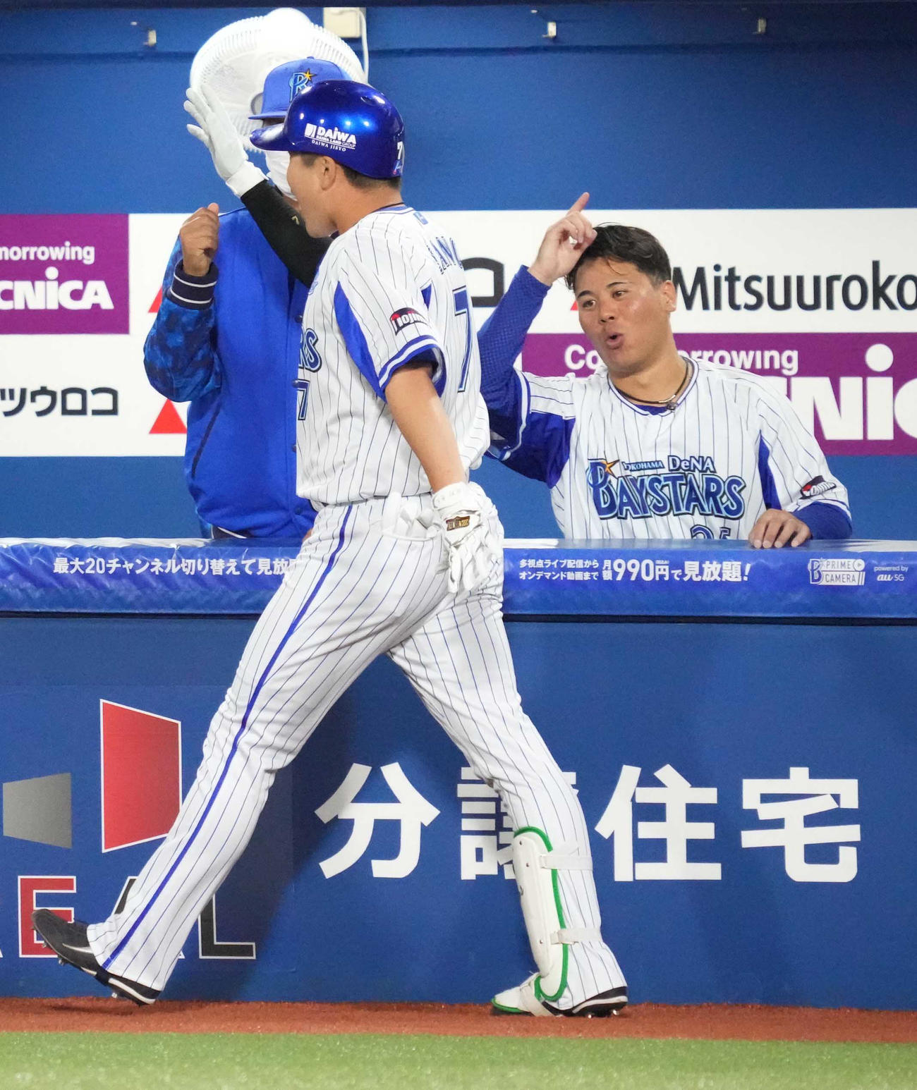 DeNA対ソフトバンク　5回裏DeNA無死、佐野は右越えにソロ本塁打を放ち浜口（右）の祝福を受ける（撮影・小沢裕）