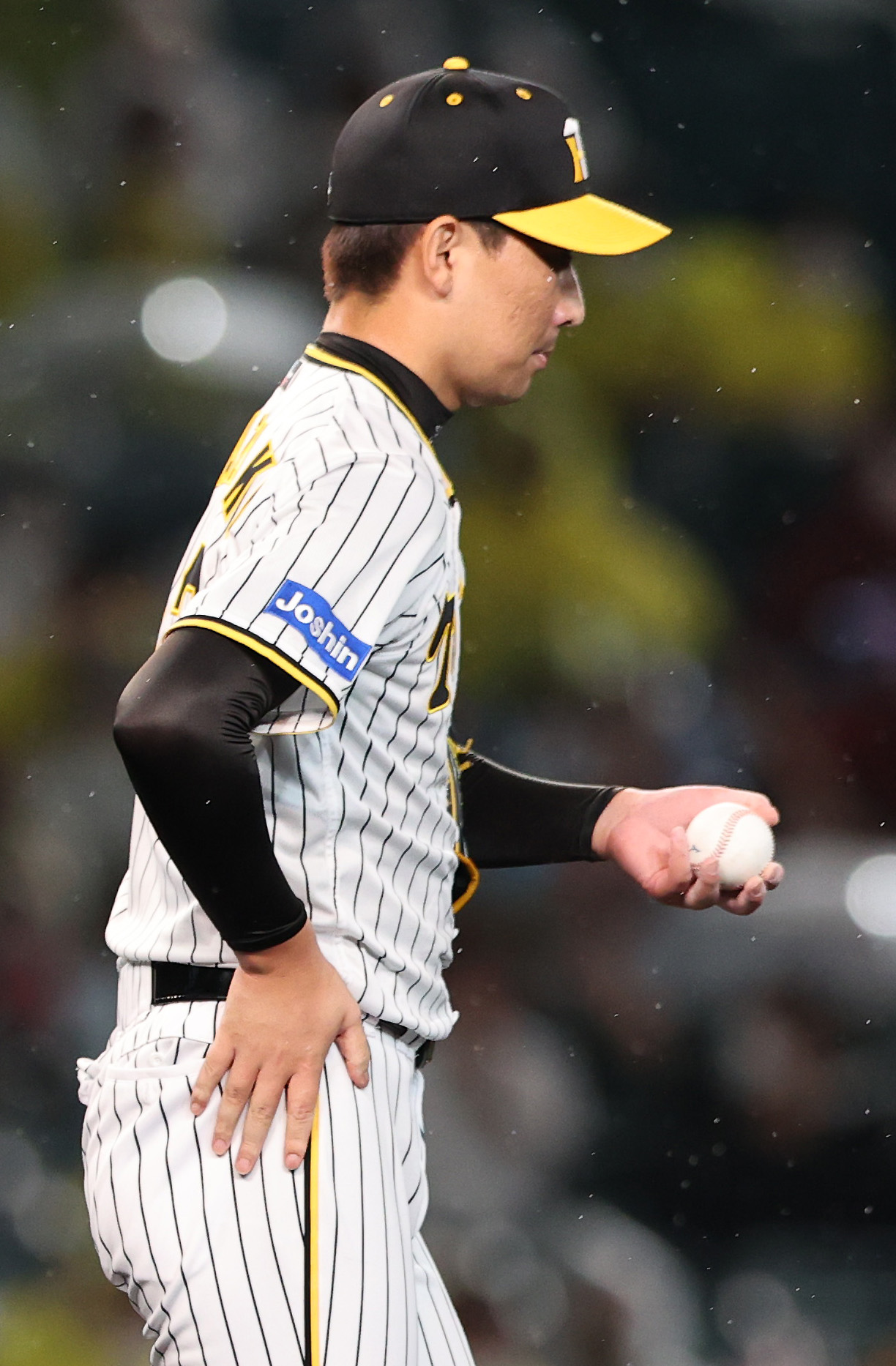 阪神対楽天　9回表楽天2死一、三塁、岩崎は代打銀次に左前適時打を打たれる（撮影・上山淳一）