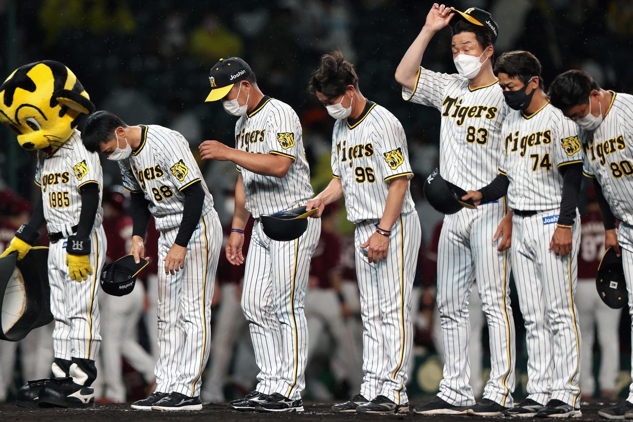 阪神対楽天　楽天に敗れグラウンドに整列しファンにあいさつする矢野監督（左）ら（撮影・上山淳一）