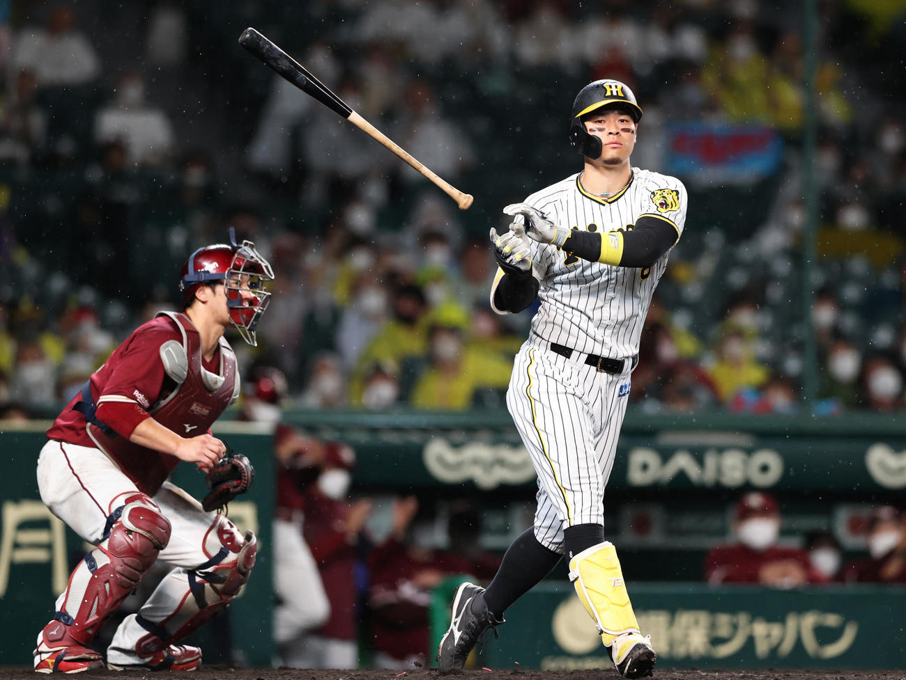 阪神対楽天　9回裏阪神2死、佐藤輝（右）は空振り三振に倒れバットを放り投げる。捕手炭谷（撮影・上山淳一）