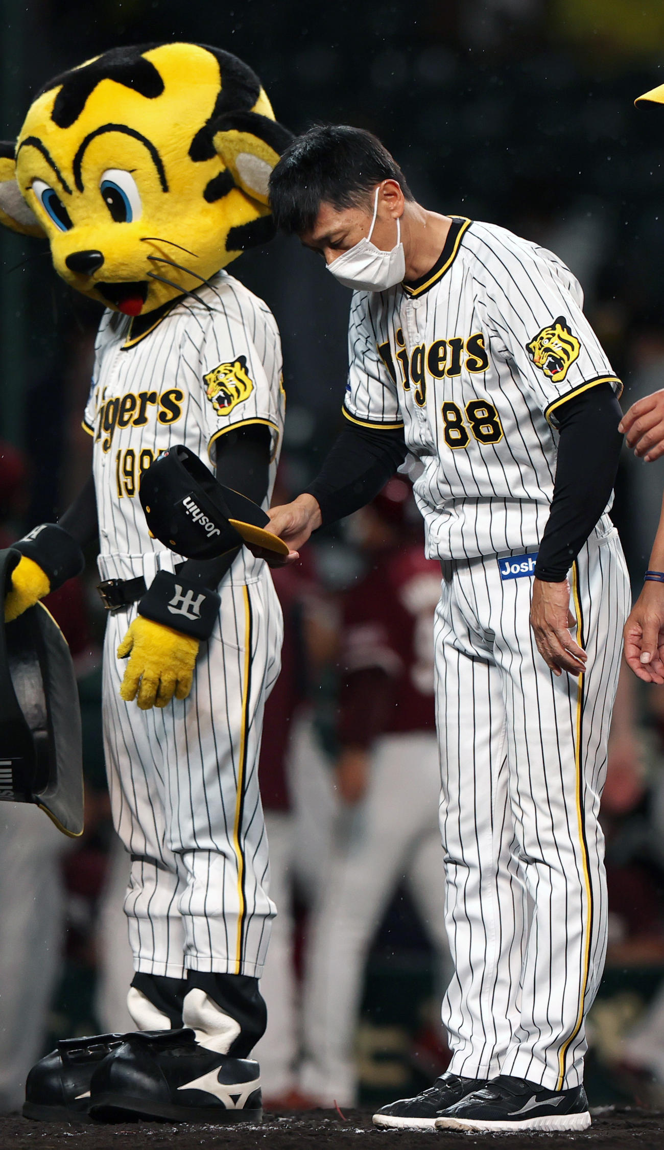 阪神対楽天　楽天に負け越した阪神矢野監督はグラウンドに整列しファンにあいさつする（撮影・上山淳一）