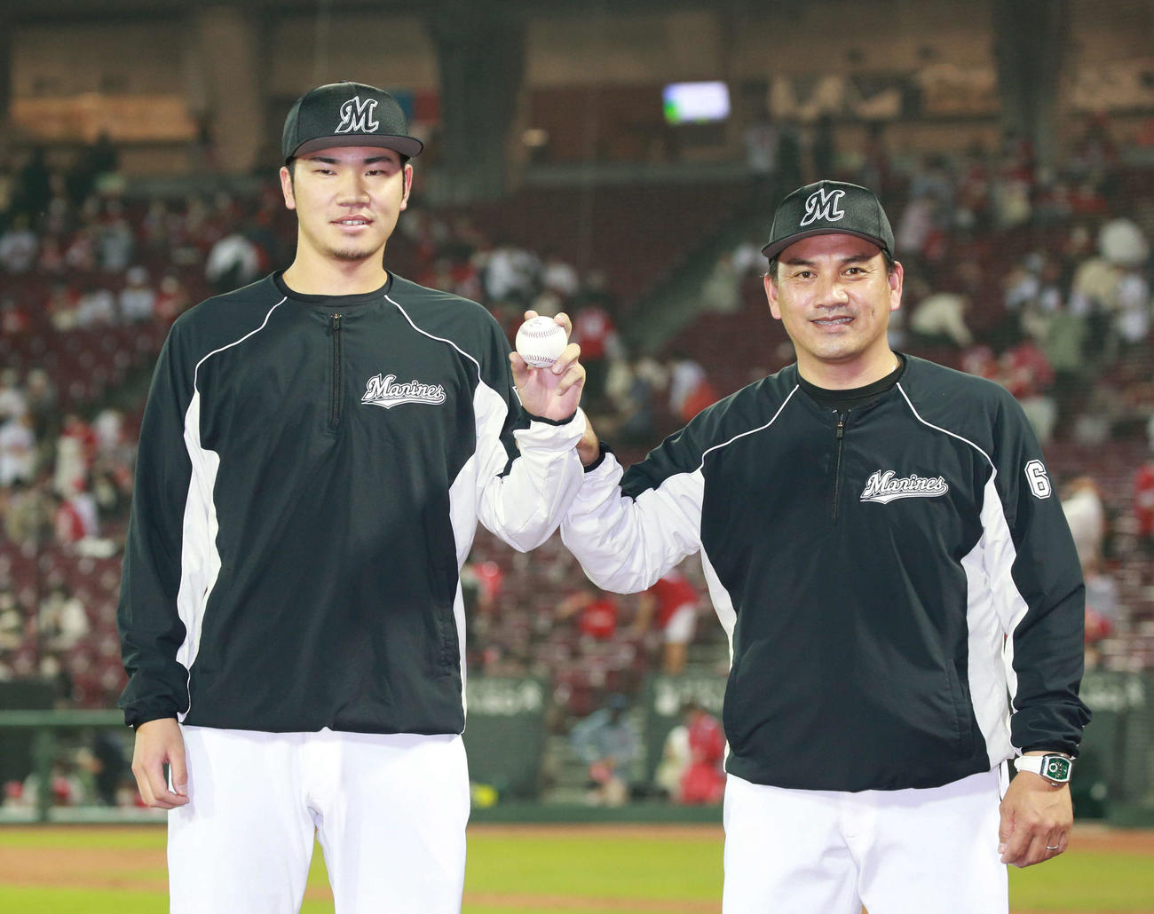 広島対ロッテ　笑顔を見せるプロ初勝利のロッテ小沼（左）と井口監督