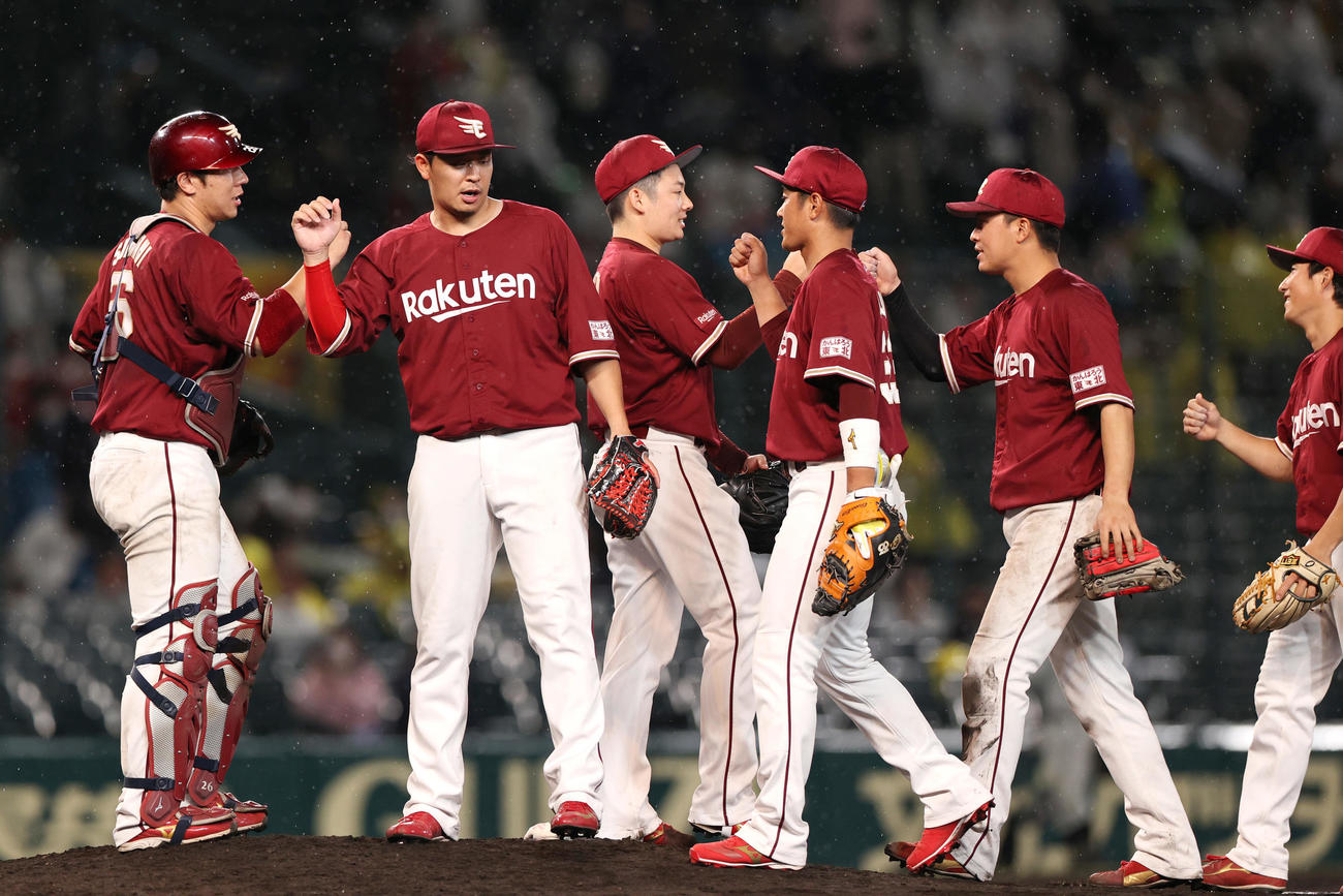 阪神対楽天　阪神に勝利しタッチを交わす楽天ナイン（撮影・上山淳一）