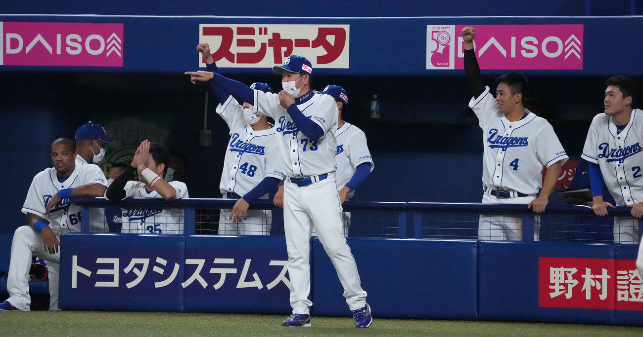 中日対西武　6回裏中日2死二塁、右適時二塁打を放った福留に代走を告げる立浪監督（中央）（撮影・森本幸一）