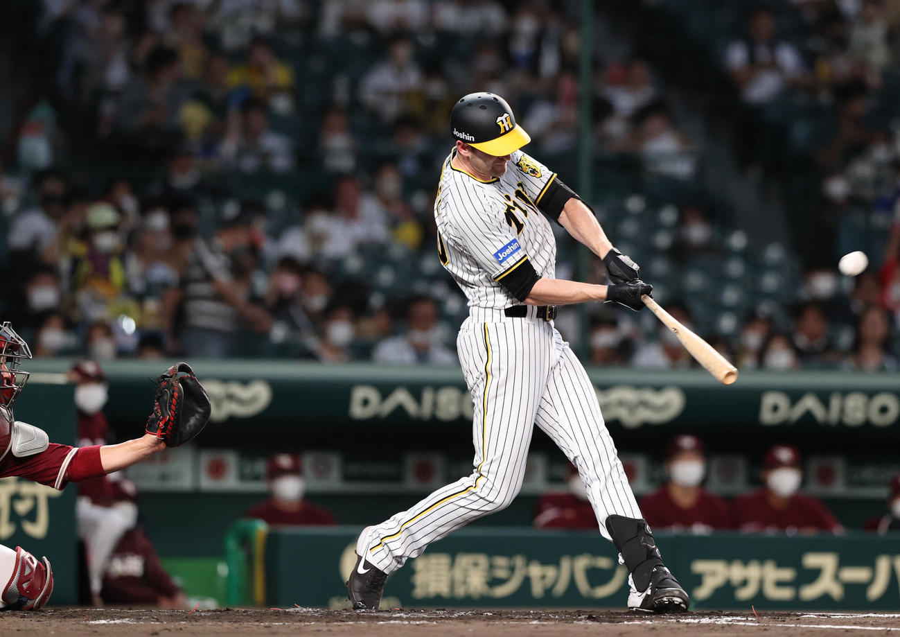 阪神対楽天　3回裏阪神1死、ガンケルは中越え二塁打を放つ（撮影・上山淳一）