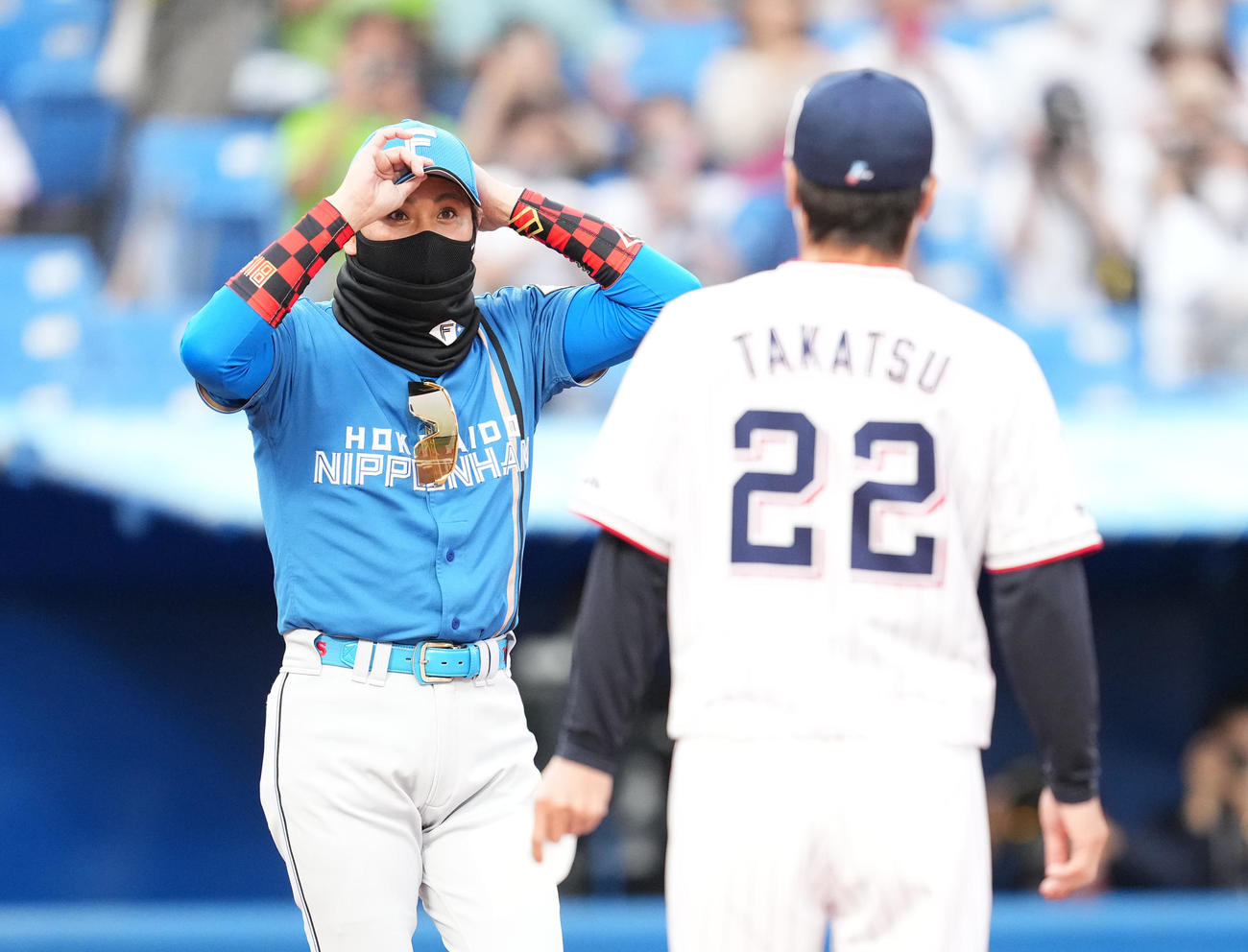 ヤクルト対日本ハム　試合前、ヤクルト高津監督（右）とメンバー表の交換をする日本ハム新庄監督（撮影・菅敏）
