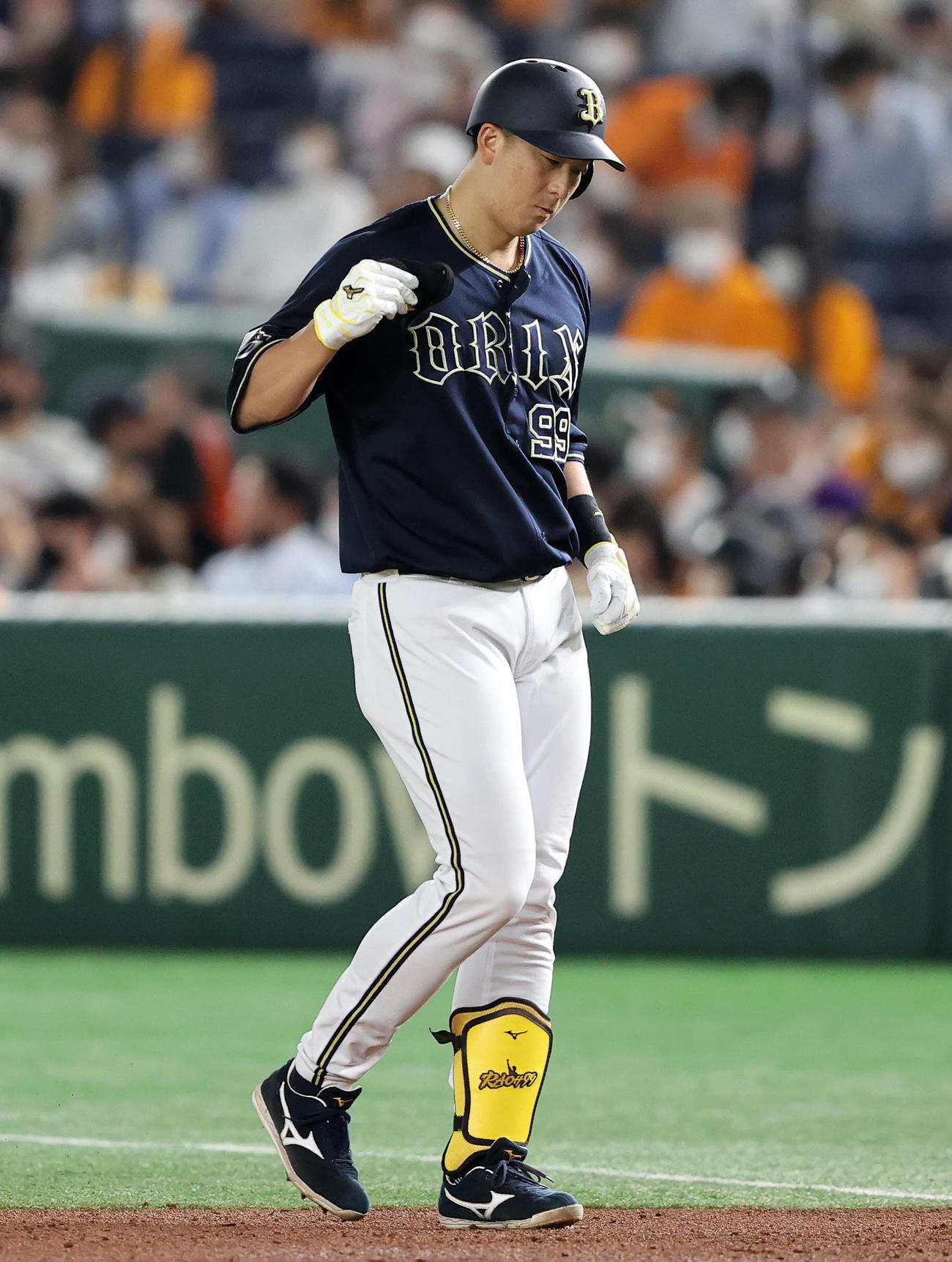 巨人対オリックス　4回表オリックス無死、杉本は左前安打を放ちガッツポーズ（撮影・鈴木正人）