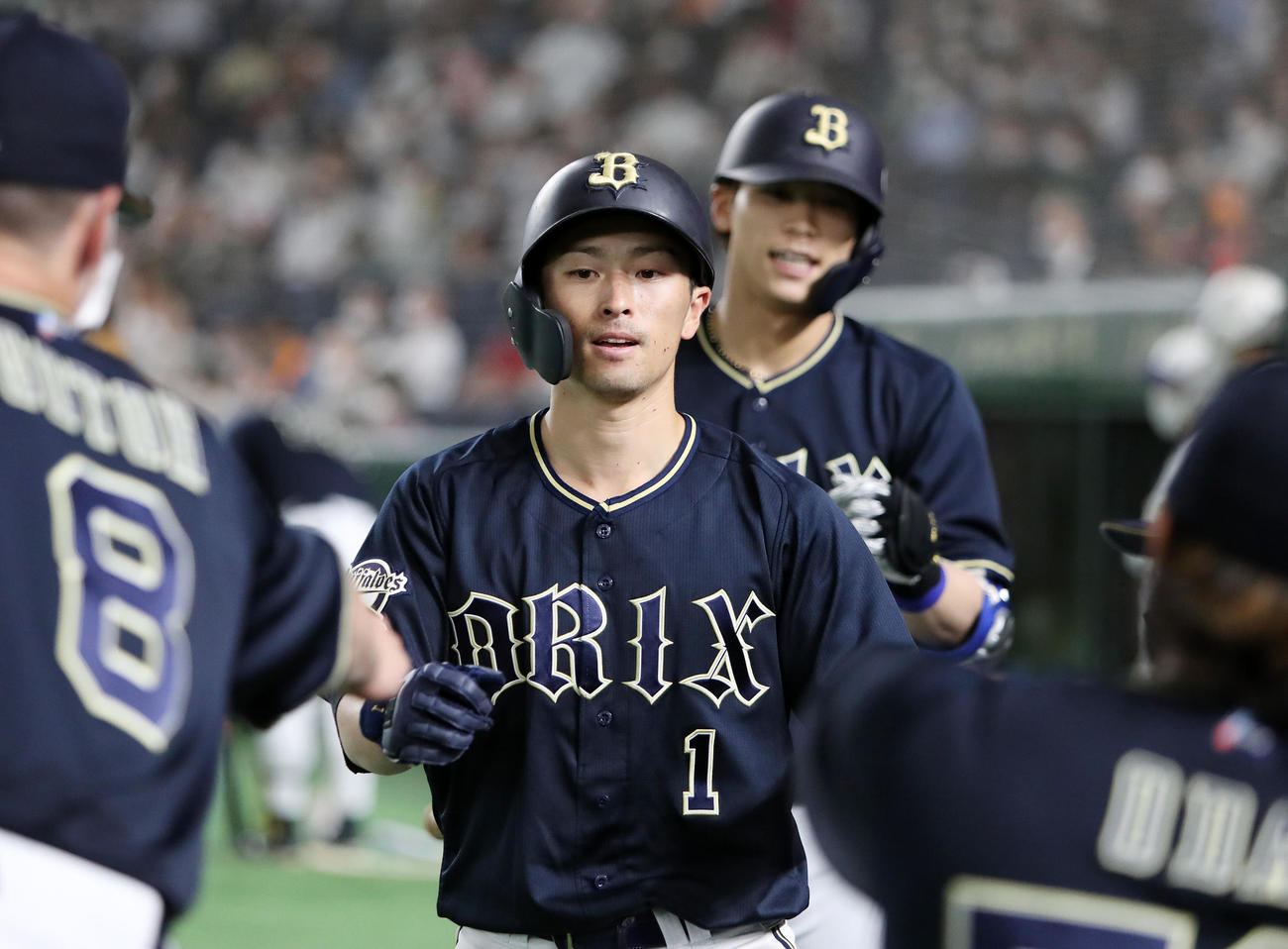 巨人対オリックス　1回表オリックス1死二、三塁、中川圭の左犠飛で福田（中央）が生還しベンチ前でタッチ（撮影・鈴木正人）