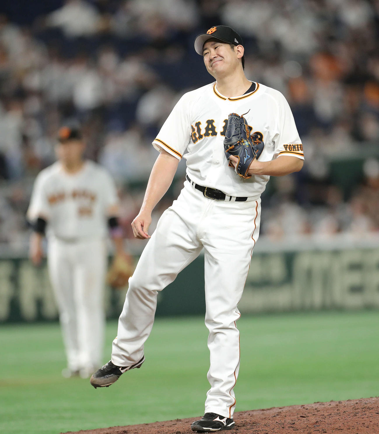 巨人対オリック　6回表オリックス1死一塁、投球後に浮かない表情を見せる菅野（撮影・河田真司）