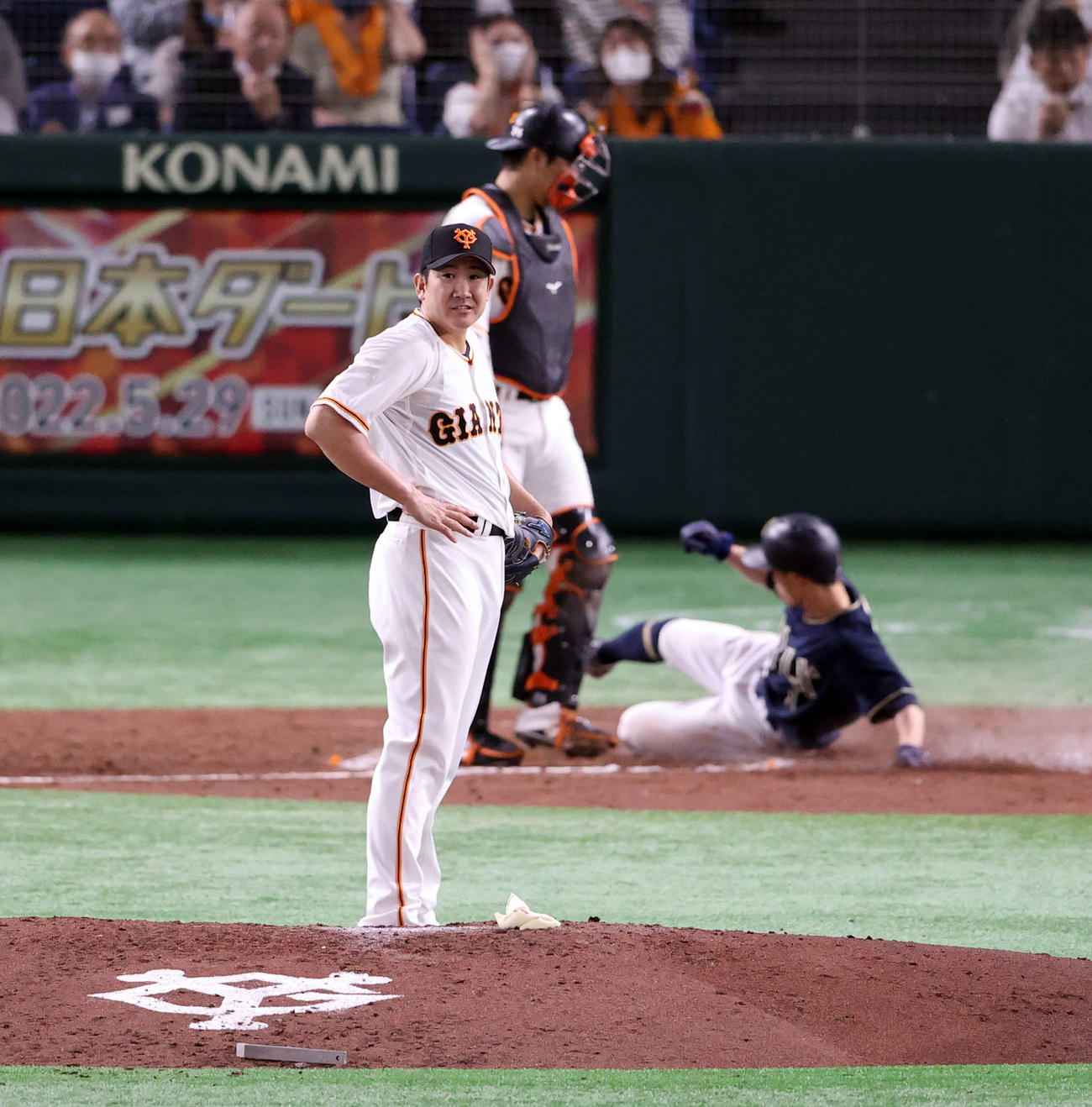 巨人対オリックス　5回表オリックス1死三塁、宜保に左犠飛を許し、生還する福田を背に悔しそうな菅野（撮影・浅見桂子）