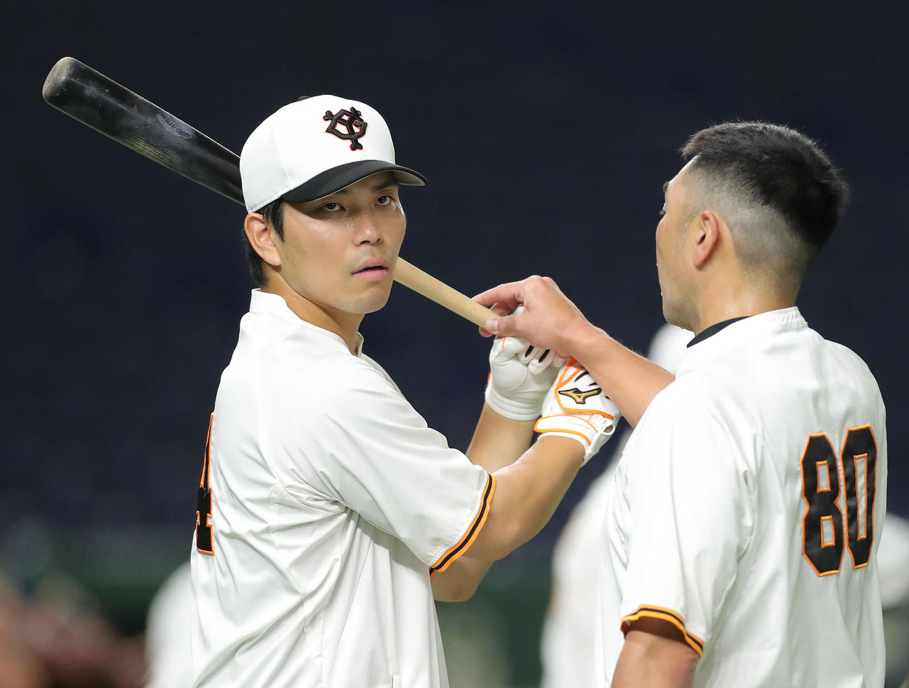 巨人対オリックス　試合前、阿部作戦兼ディフェンスチーフコーチ（右）の指導を受ける大城（撮影・河田真司）