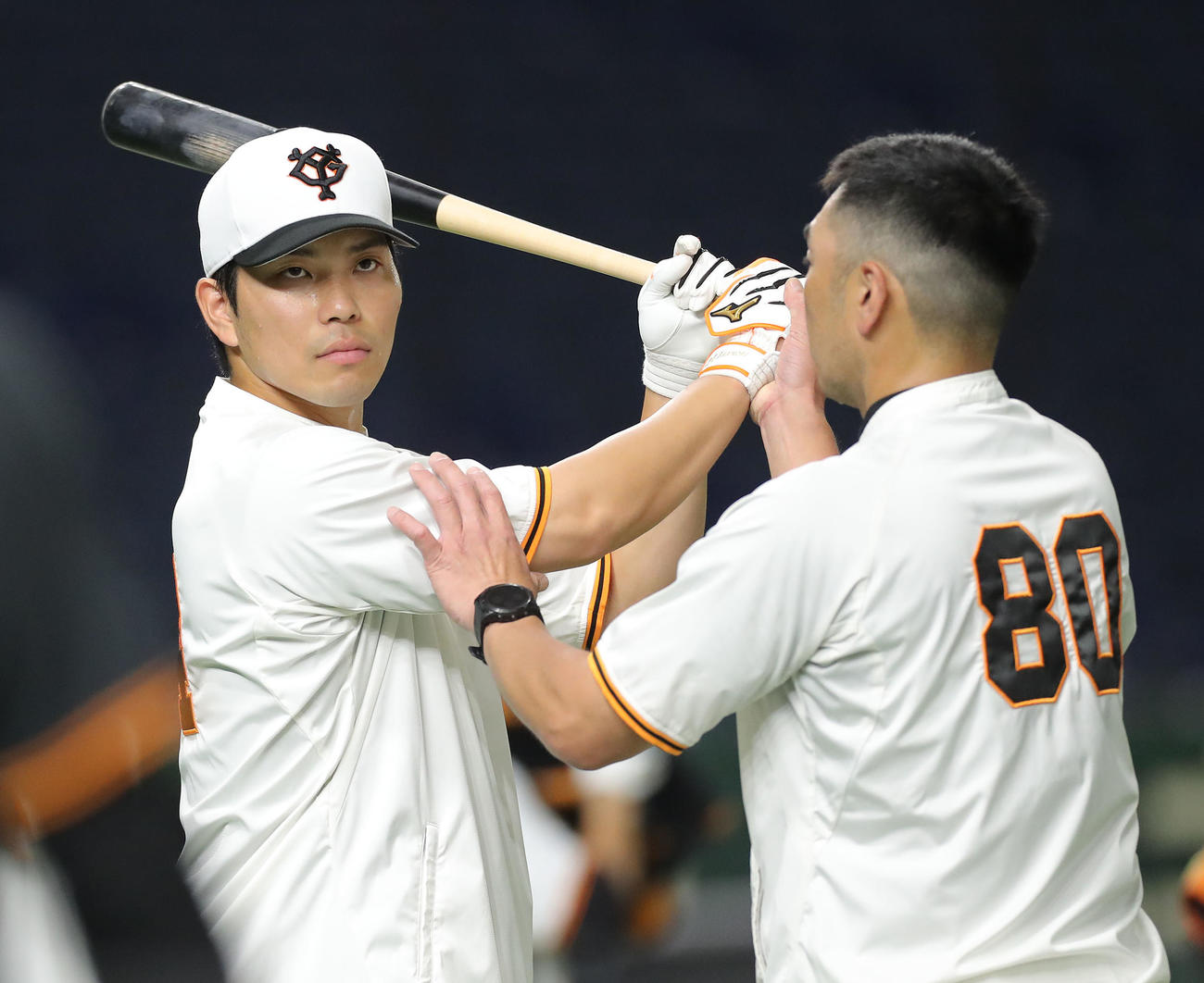 巨人対オリックス　試合前、阿部作戦兼ディフェンスチーフコーチ（右）の指導を受ける大城（撮影・河田真司）