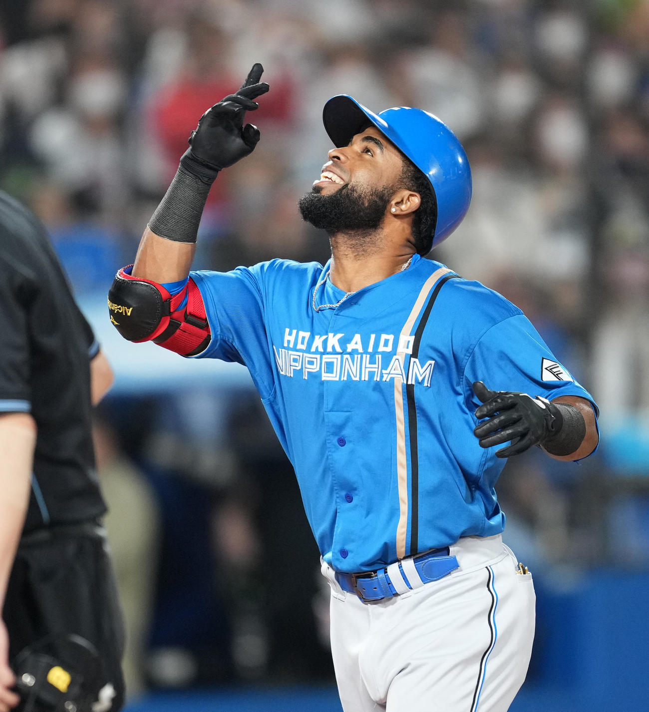 ヤクルト対日本ハム　10回表日本ハム1死二塁、左越えに2打席連続となる2点本塁打を放ち、ポーズをとりながら本塁に戻るアルカンタラ（撮影・菅敏）