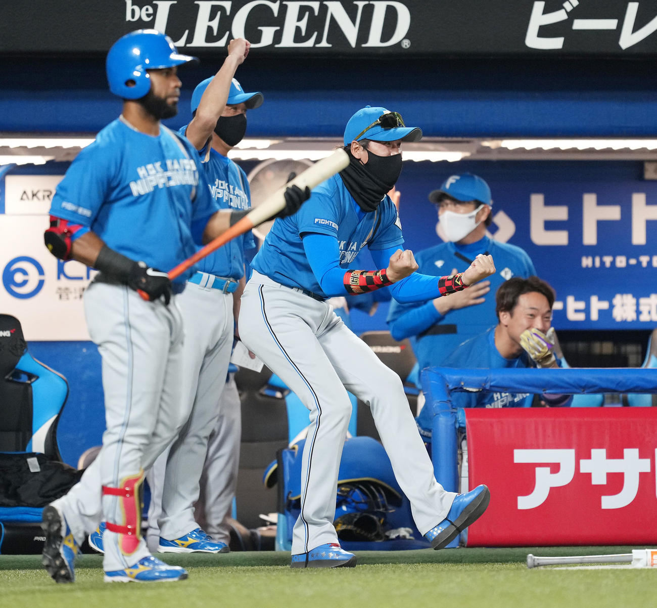 ヤクルト対日本ハム　10回表日本ハム1死三塁、万波の適時二塁打にガッツポーズの新庄監督（中央）（撮影・菅敏）