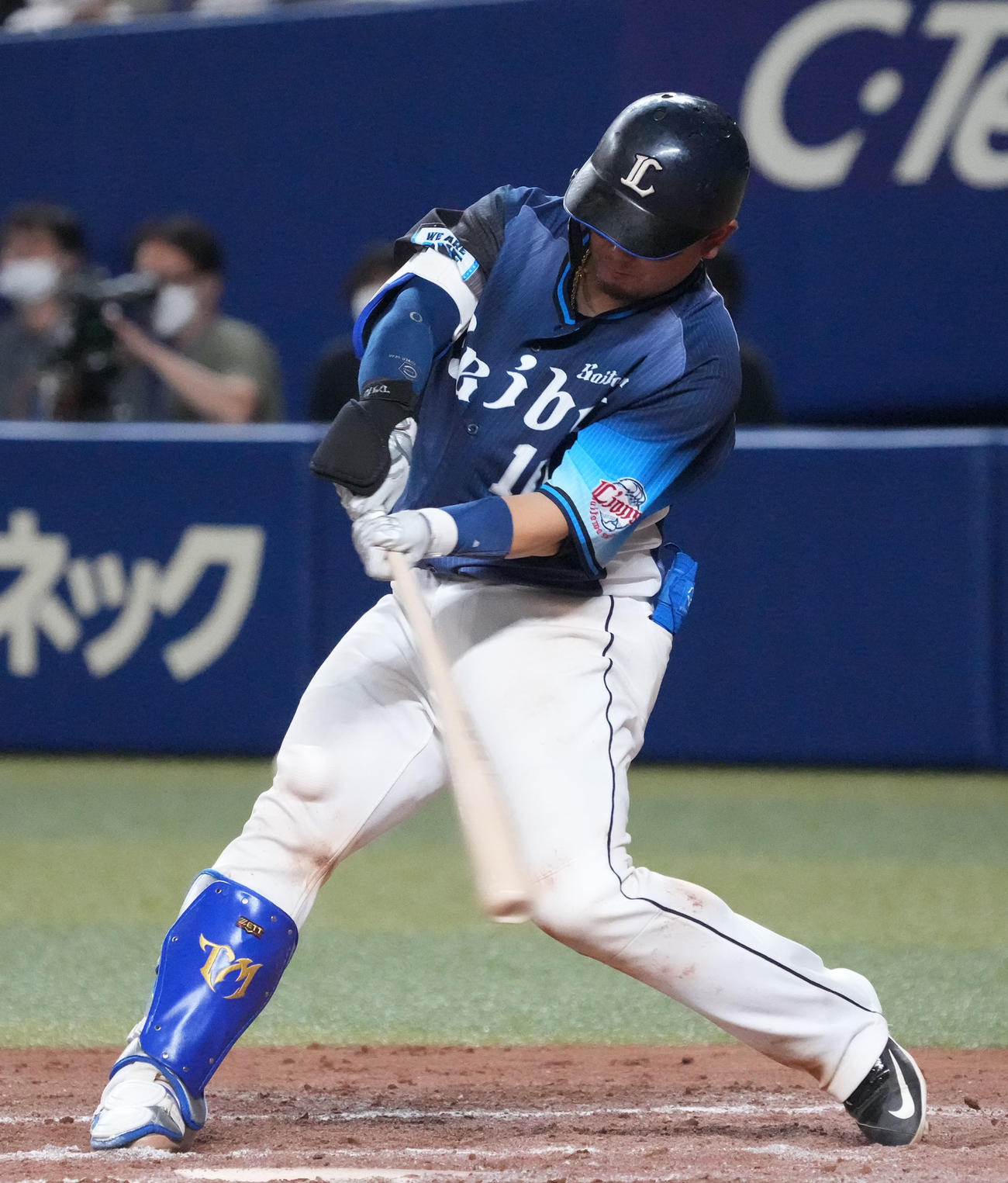 中日対西武　8回表西武2死、中前安打を放つ森（撮影・森本幸一）