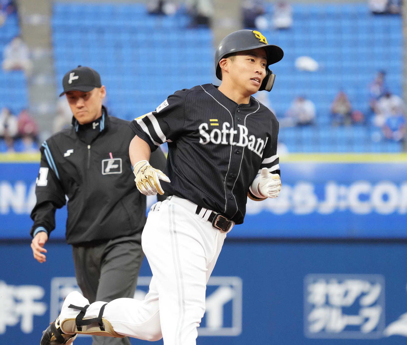 DeNA対ソフトバンク　1回表ソフトバンク1死、野村勇は左越えに先制ソロ本塁打を放ち三塁を回る（撮影・小沢裕）