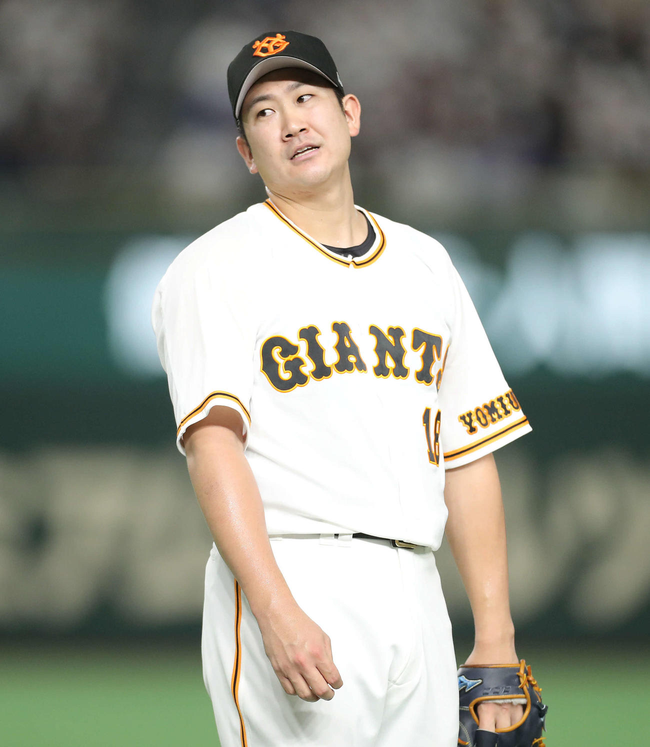 巨人対オリック　3回表オリックス1死二、三塁、中川の二ゴロで失点し肩を落とす菅野（撮影・河田真司）