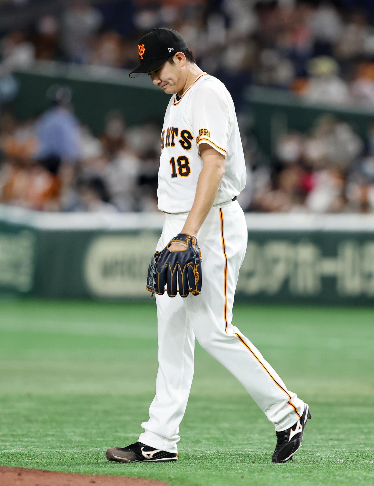 巨人対オリックス　3回表オリックス1死二、三塁、中川圭の二ゴロ間に失点し悔しそうな表情を見せる巨人菅野（撮影・鈴木正人）