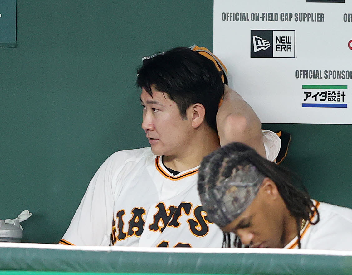 巨人対オリックス　6回裏、代打を送られ険しい表情を見せる巨人菅野（撮影・鈴木正人）