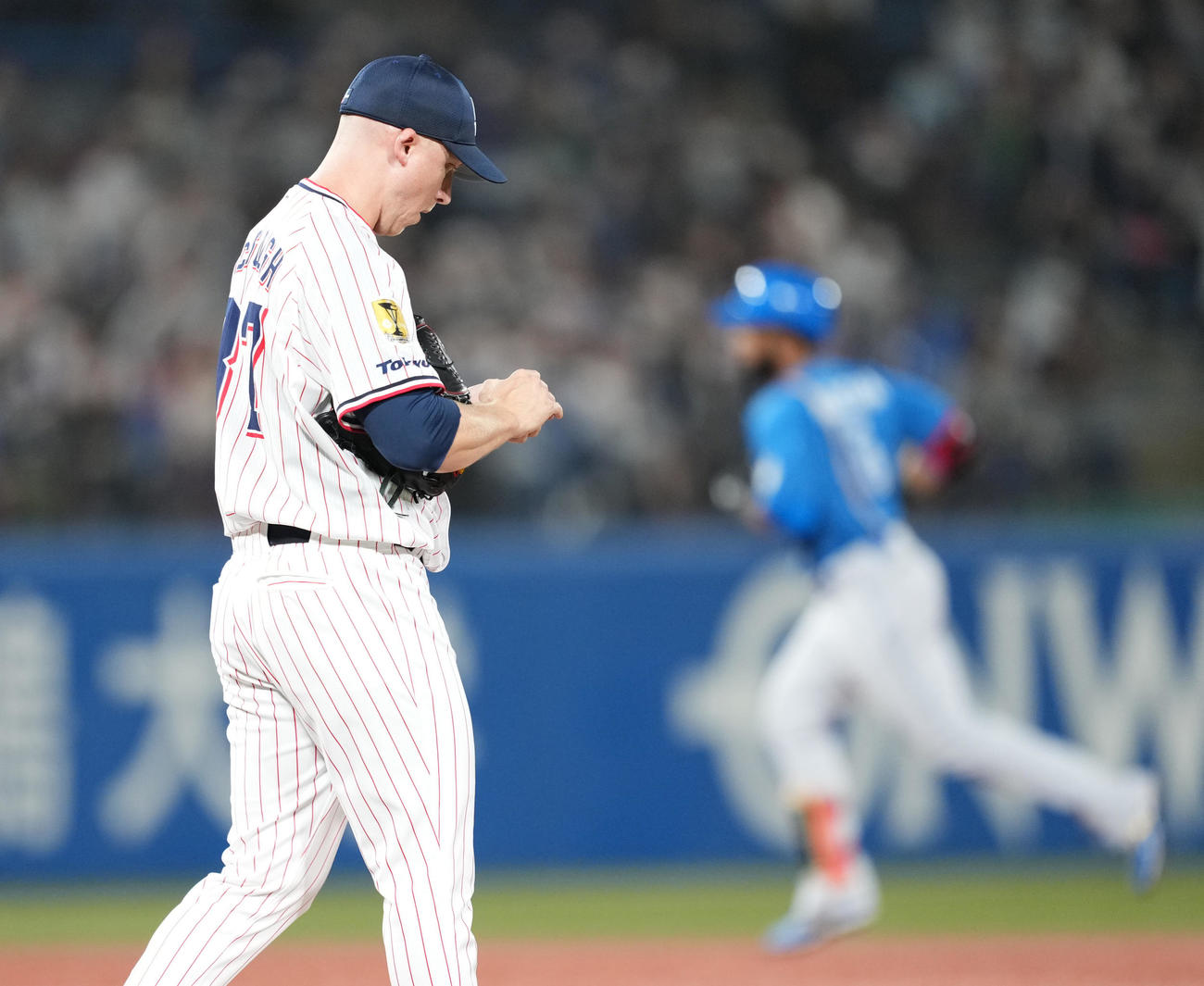 ヤクルト対日本ハム　9回表日本ハム無死、アルカンタラ（右）に同点本塁打を打たれ肩を落とすマクガフ（撮影・菅敏）