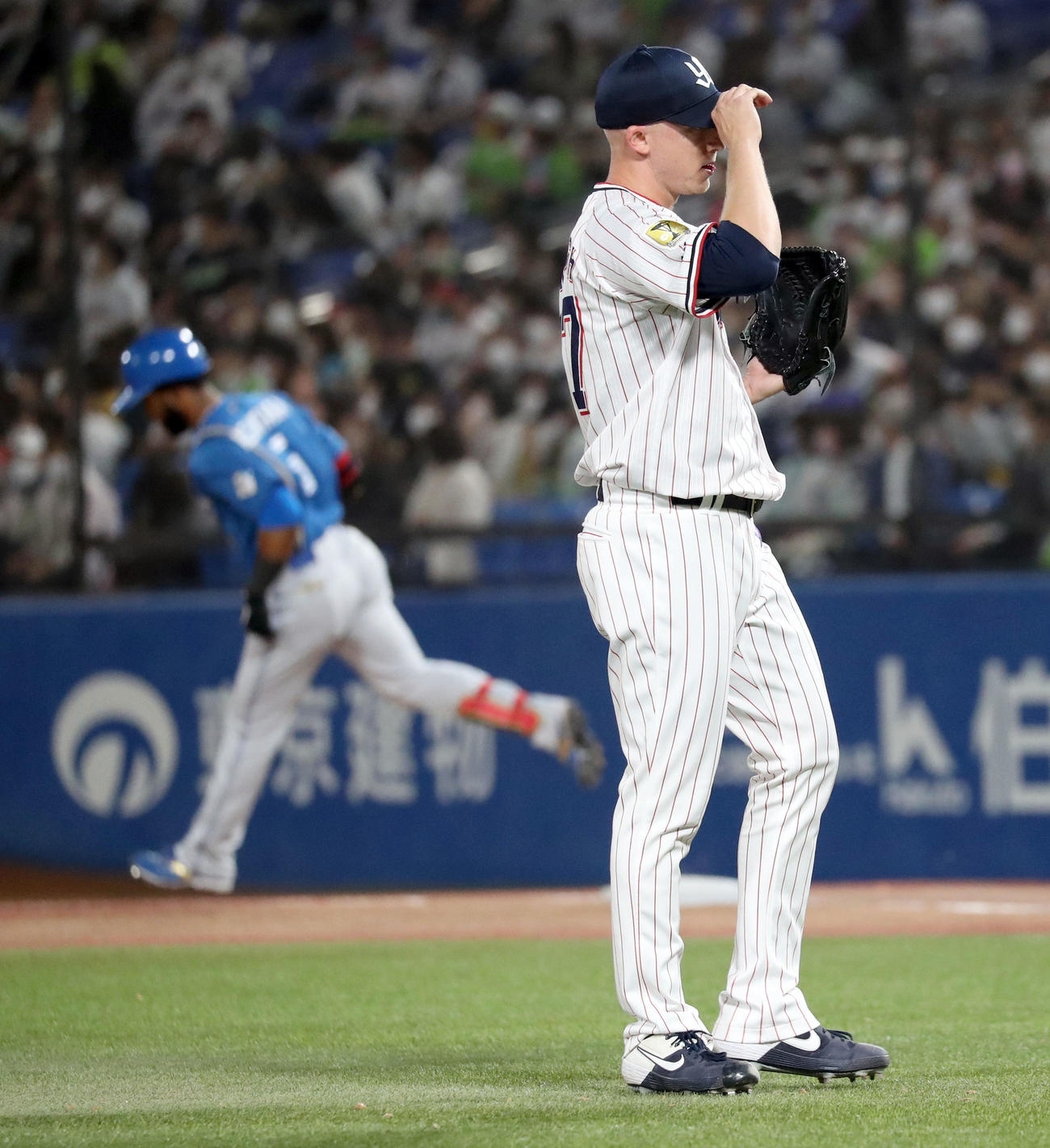ヤクルト対日本ハム　9回表日本ハム無死、アルカンタラに同点となる右越え本塁打を浴びるマクガフ（撮影・佐藤翔太）