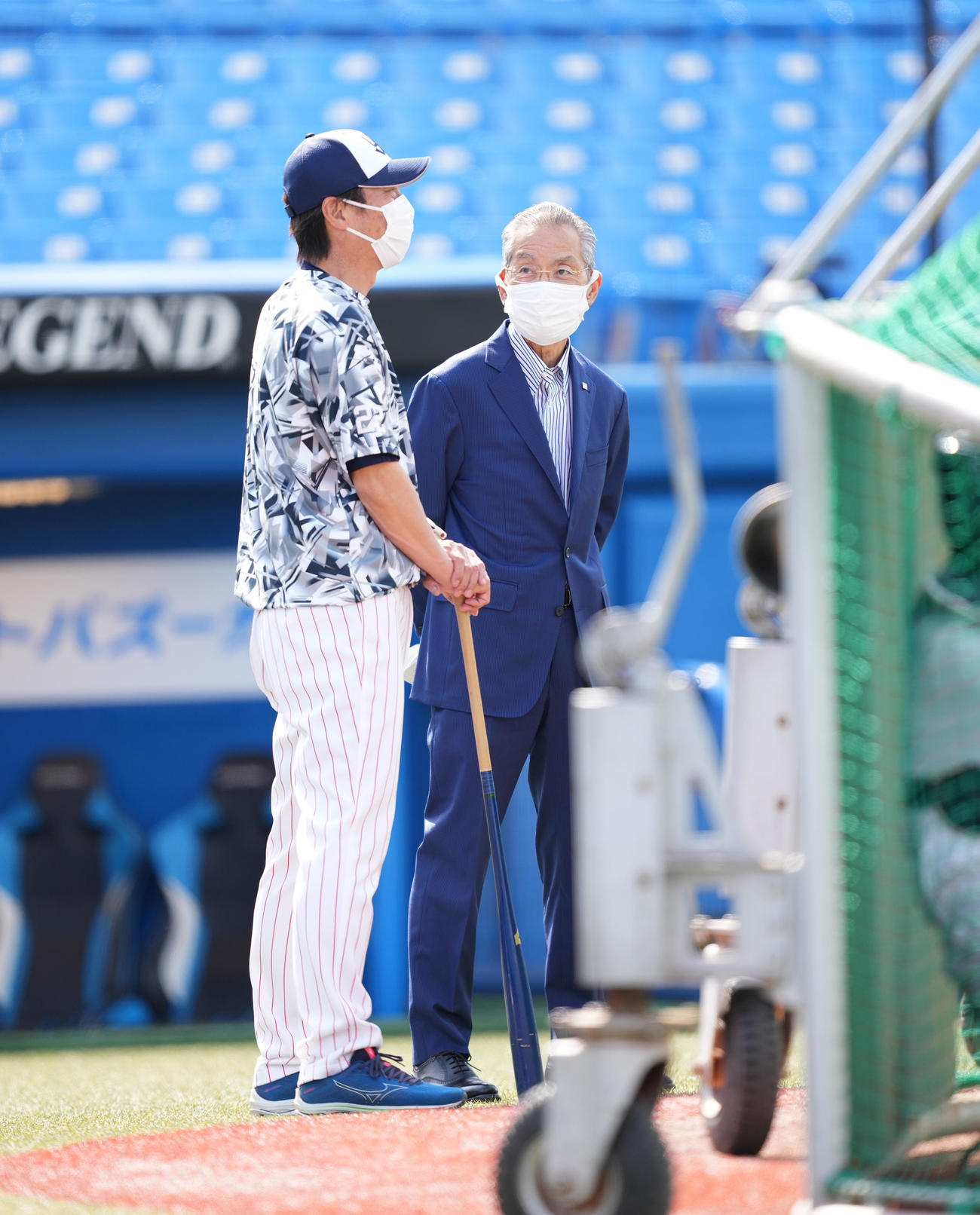 ヤクルト対日本ハム　試合前、高津監督（左）と話す衣笠球団代表取締役社長兼オーナー代行（撮影・菅敏）